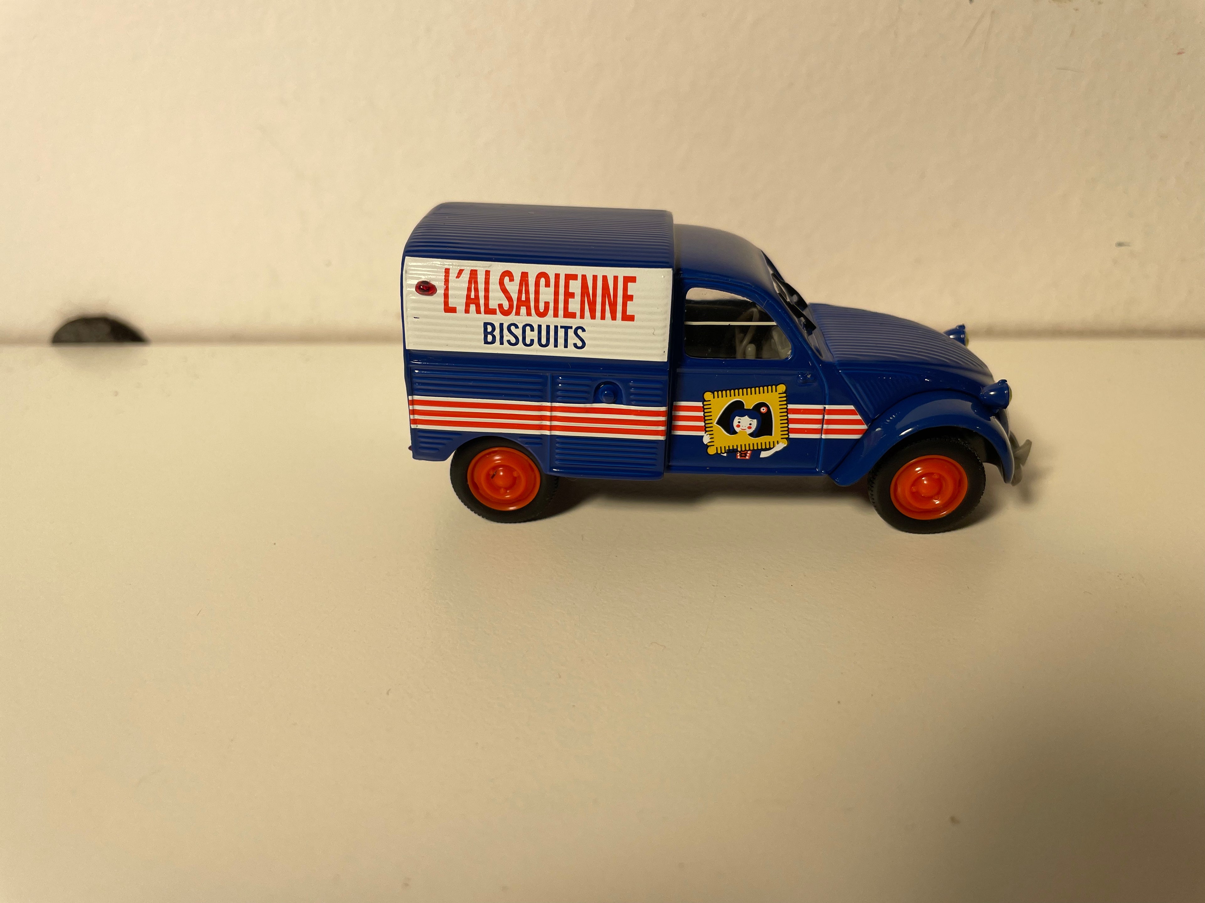 Citroën 2 CV AZU blau und weiß l'Alsacienne Kekse - Norev (in Blister)