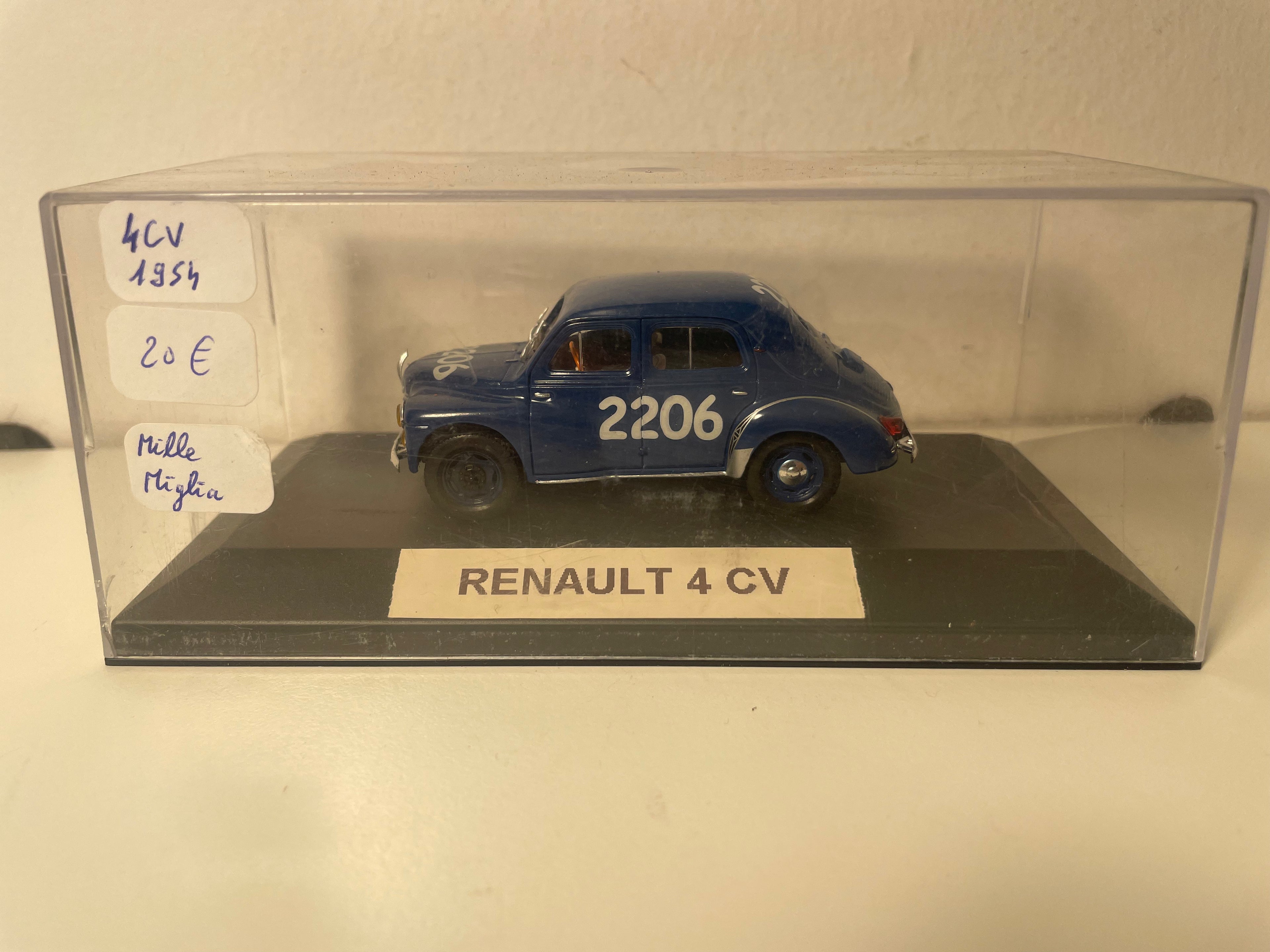 Renault 4 CV blu numero 2206 - Mille Miglia del 1954 (scatola plexi)
