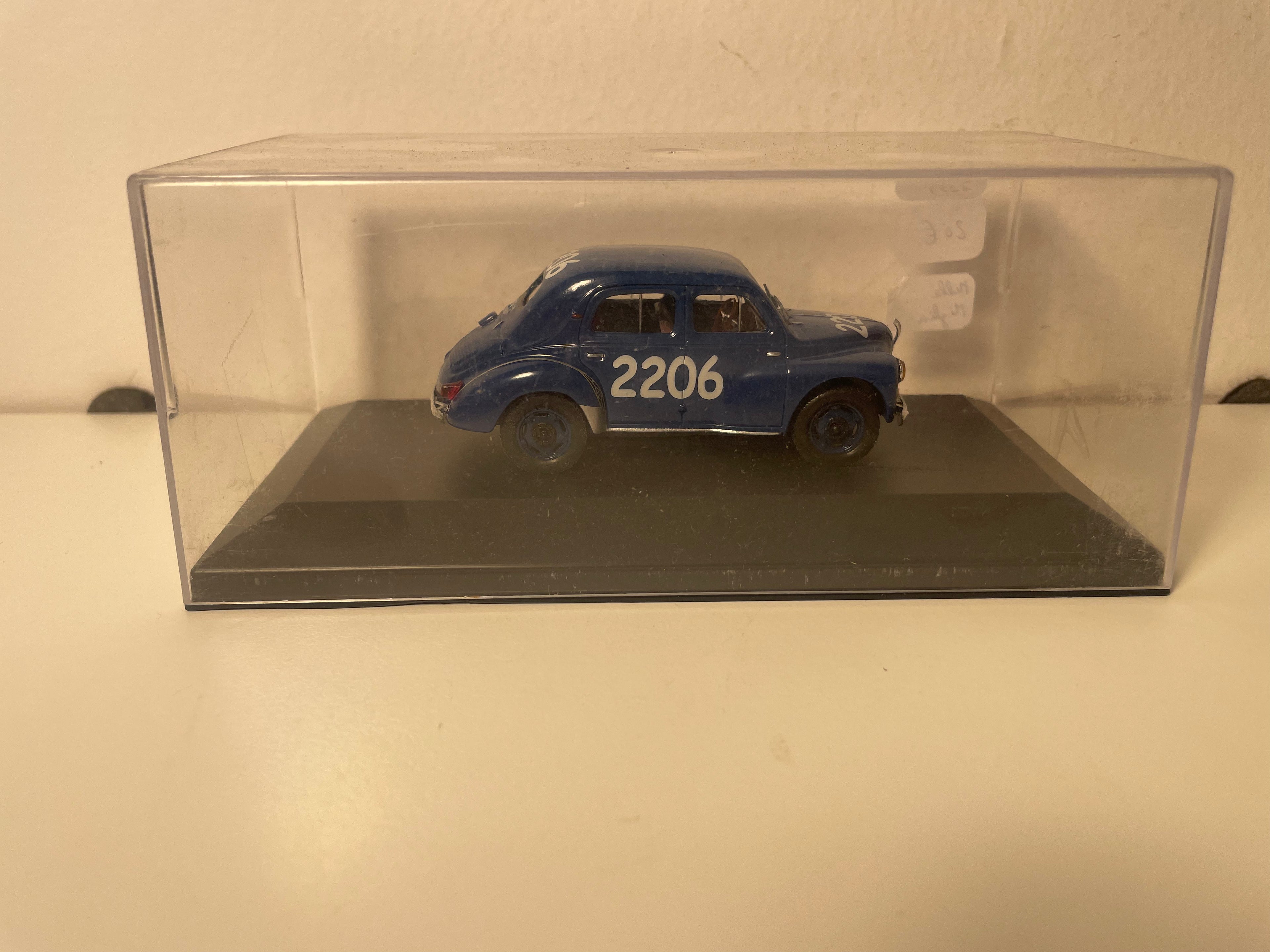 Renault 4 CV blu numero 2206 - Mille Miglia del 1954 (scatola plexi)