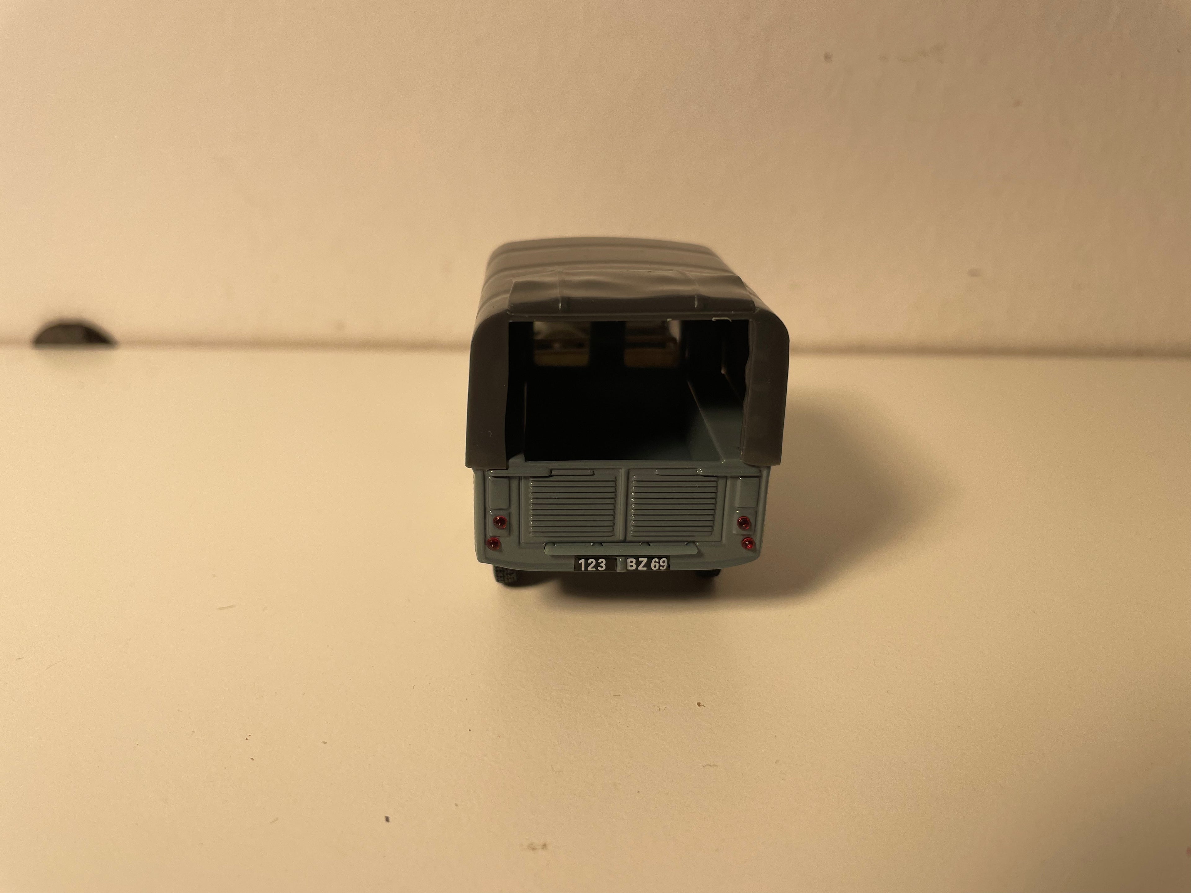 Citroën 2 CV pick-up grau abgedeckt - Norev (unter Blister)