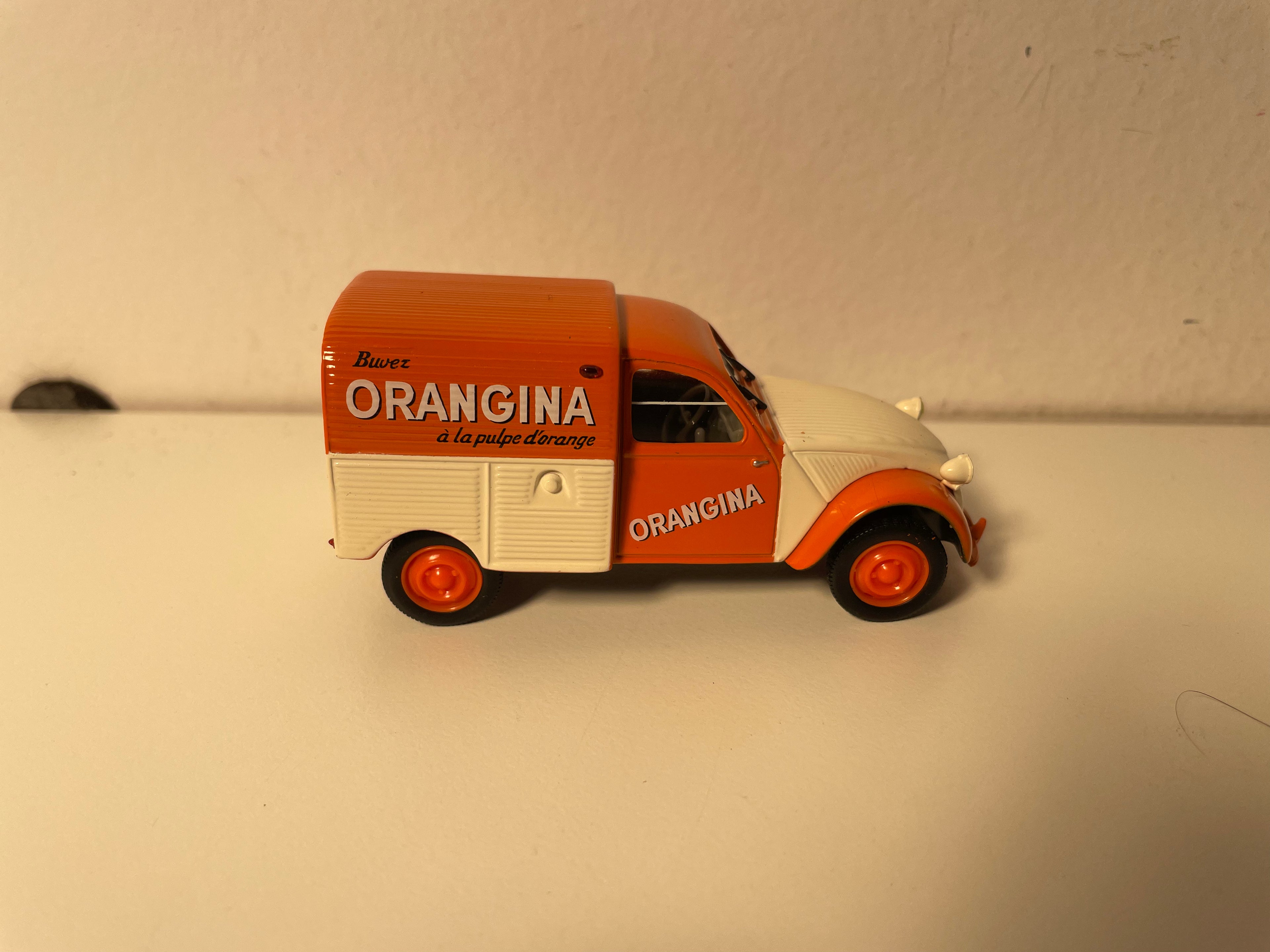 Citroën 2 CV AZU orange et beige clair ORANGINA - Norev (sous blister)