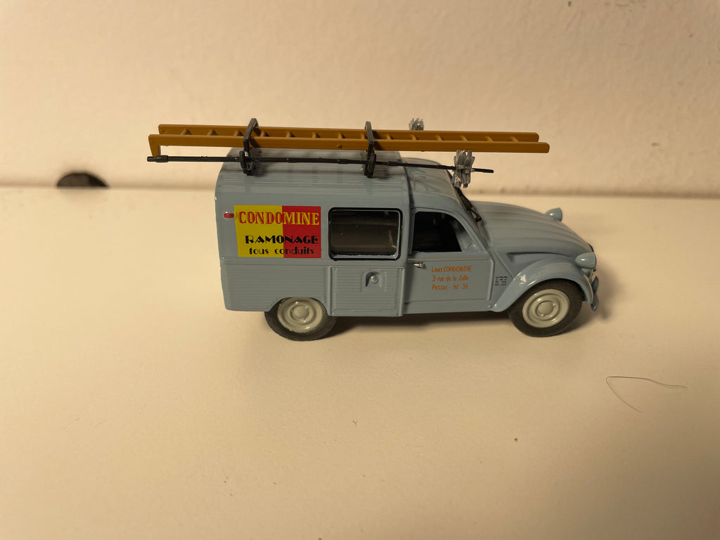 Citroën 2 CV fourgonnette szara - Louis CONDOMINE w Pessac (Ramonages)