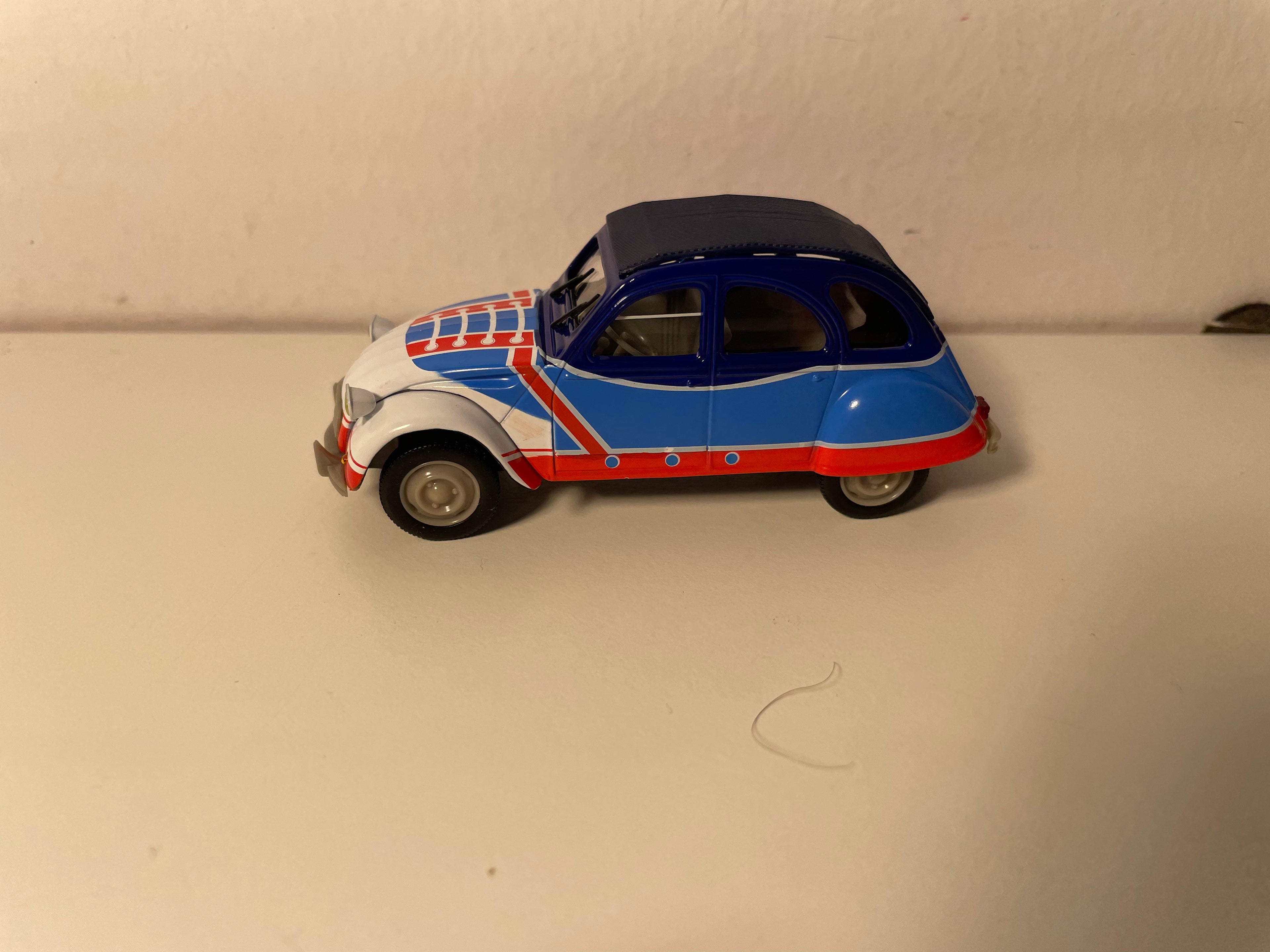 Citroën 2 CV 6 blue, blue, red and white with lace design on the hood - Norev (in blister)