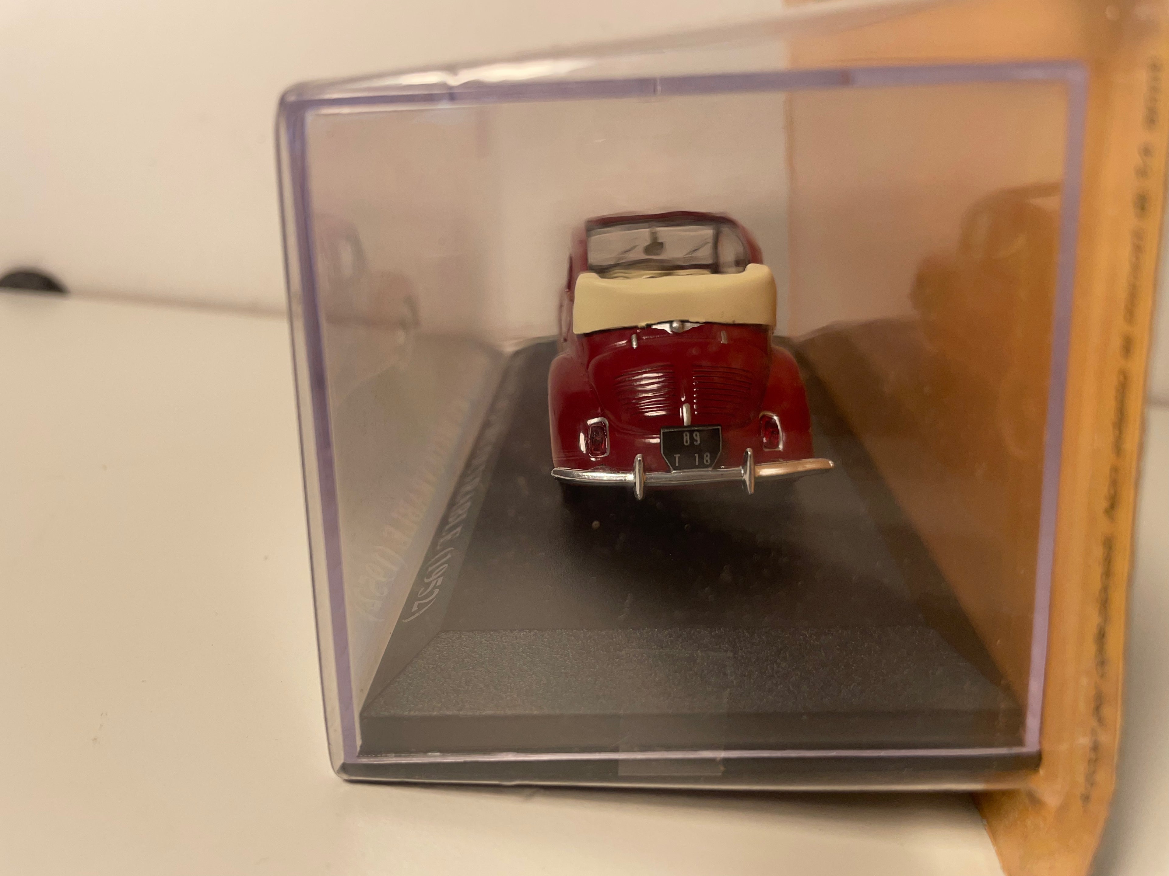 Renault 4 CV entdeckbar bordeaux vun 1952 (plexibox)