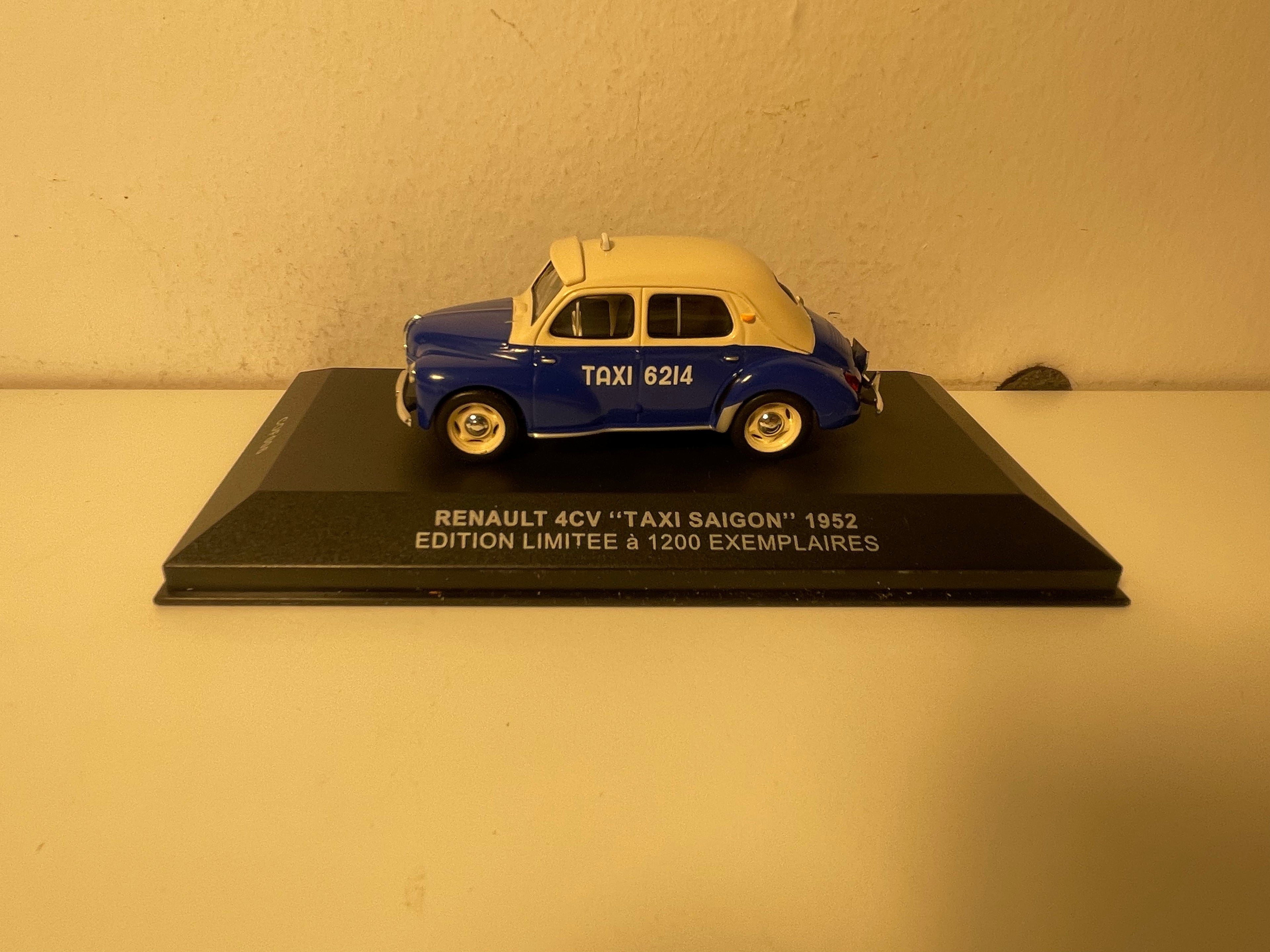 Renault 4 CV blu con tetto beige - Taxi Saïgon - del 1952 - collezione Cofradis riferimento COF006 (scatola plexiglas)