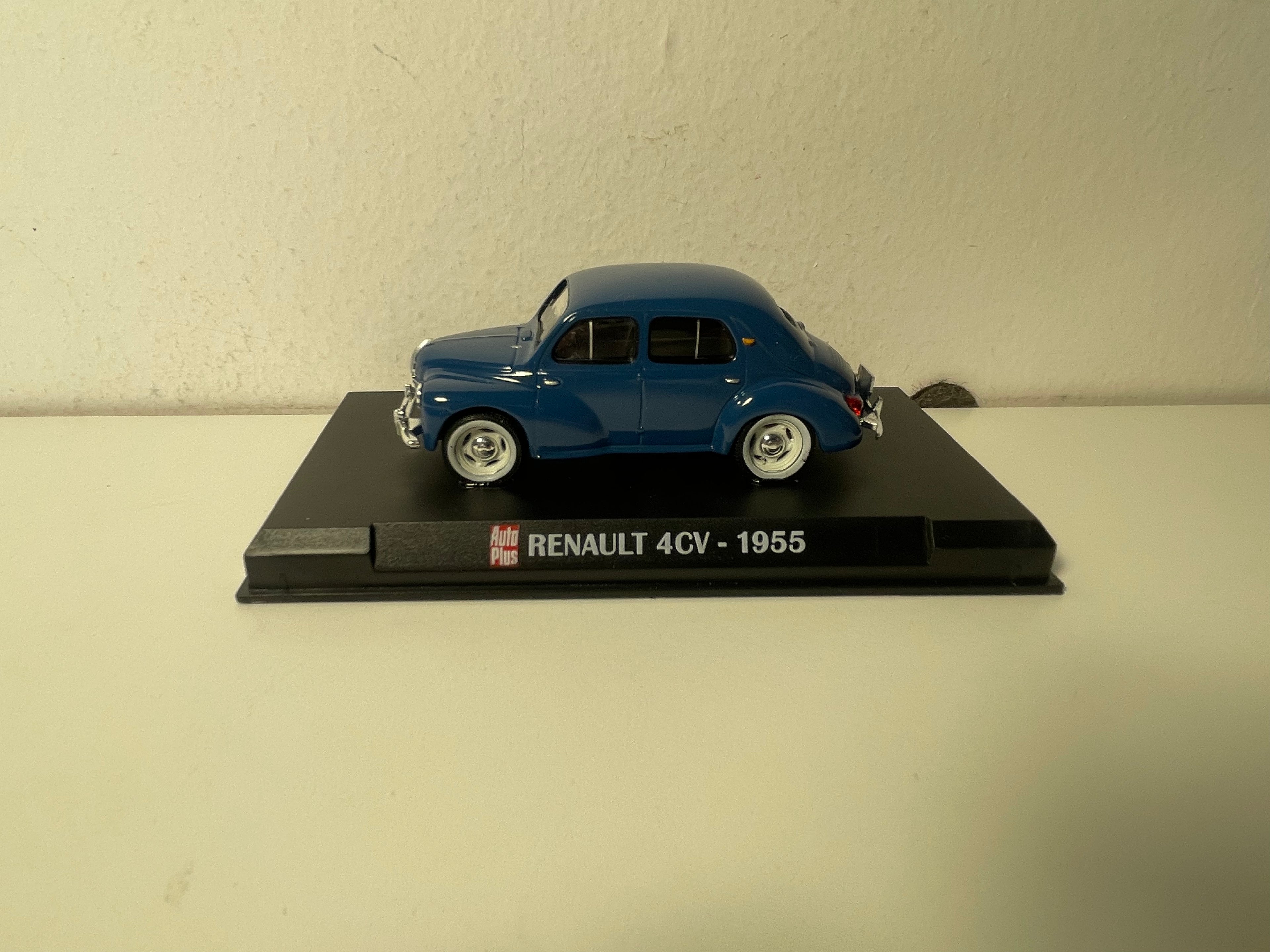 Renault 4 CV blu scuro del 1955 - Auto Plus (scatola in plexiglass)