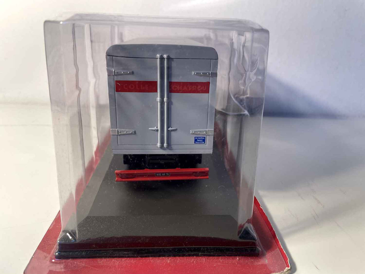 Lekkie samochody Latil w beżowo-szarym kolorze - kolekcja Garage Chatrou