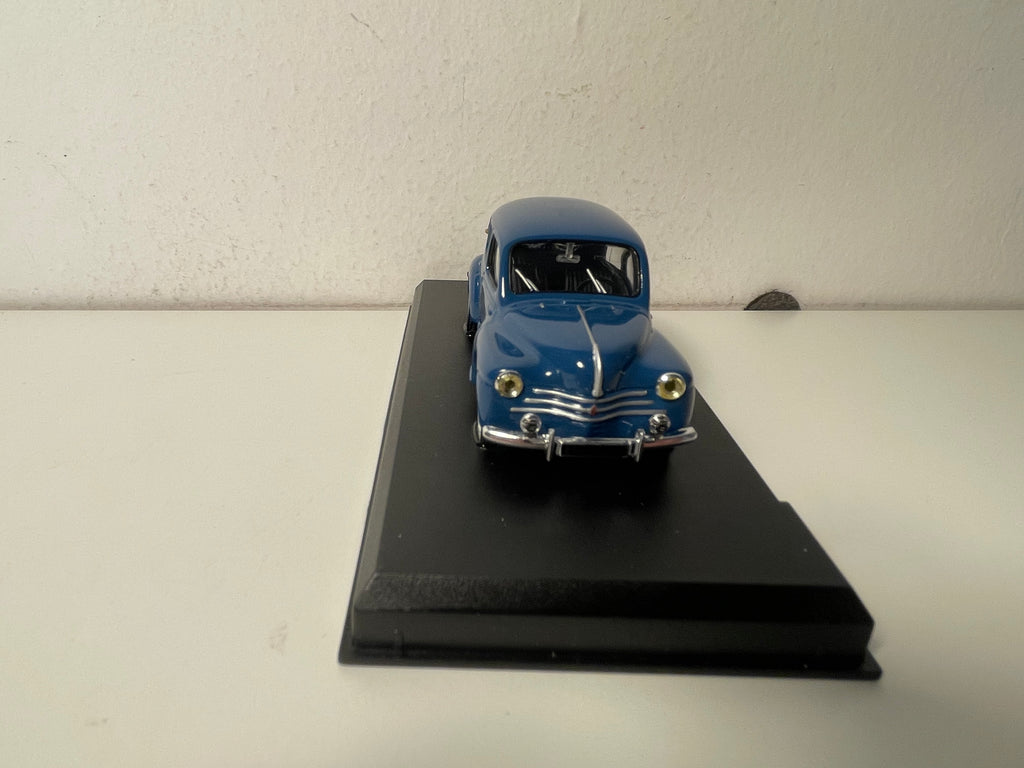 Renault 4 CV ciemnoniebieska z 1955 roku - Auto Plus (opakowanie z plexi)