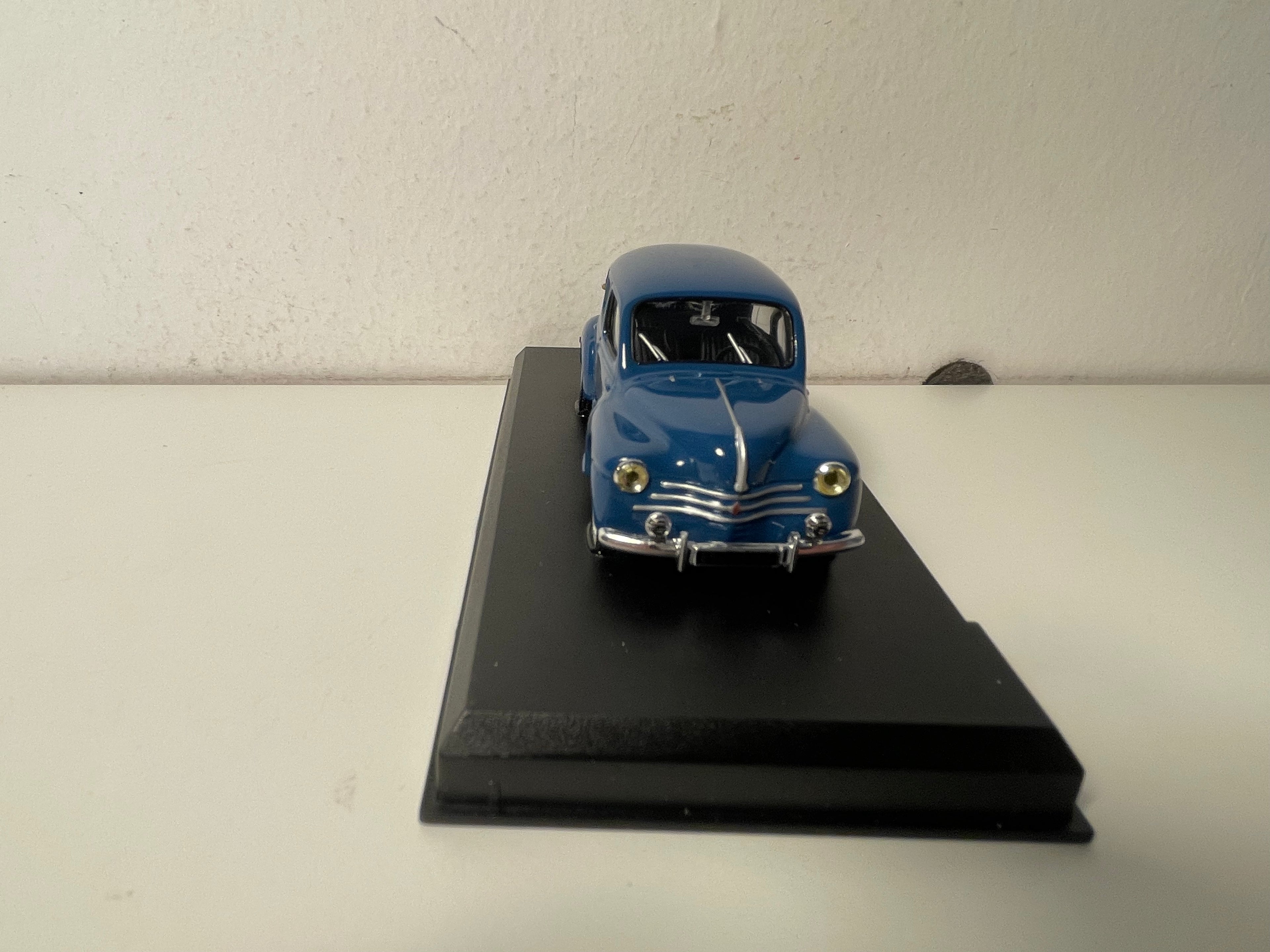 Renault 4 CV blu scuro del 1955 - Auto Plus (scatola in plexiglass)