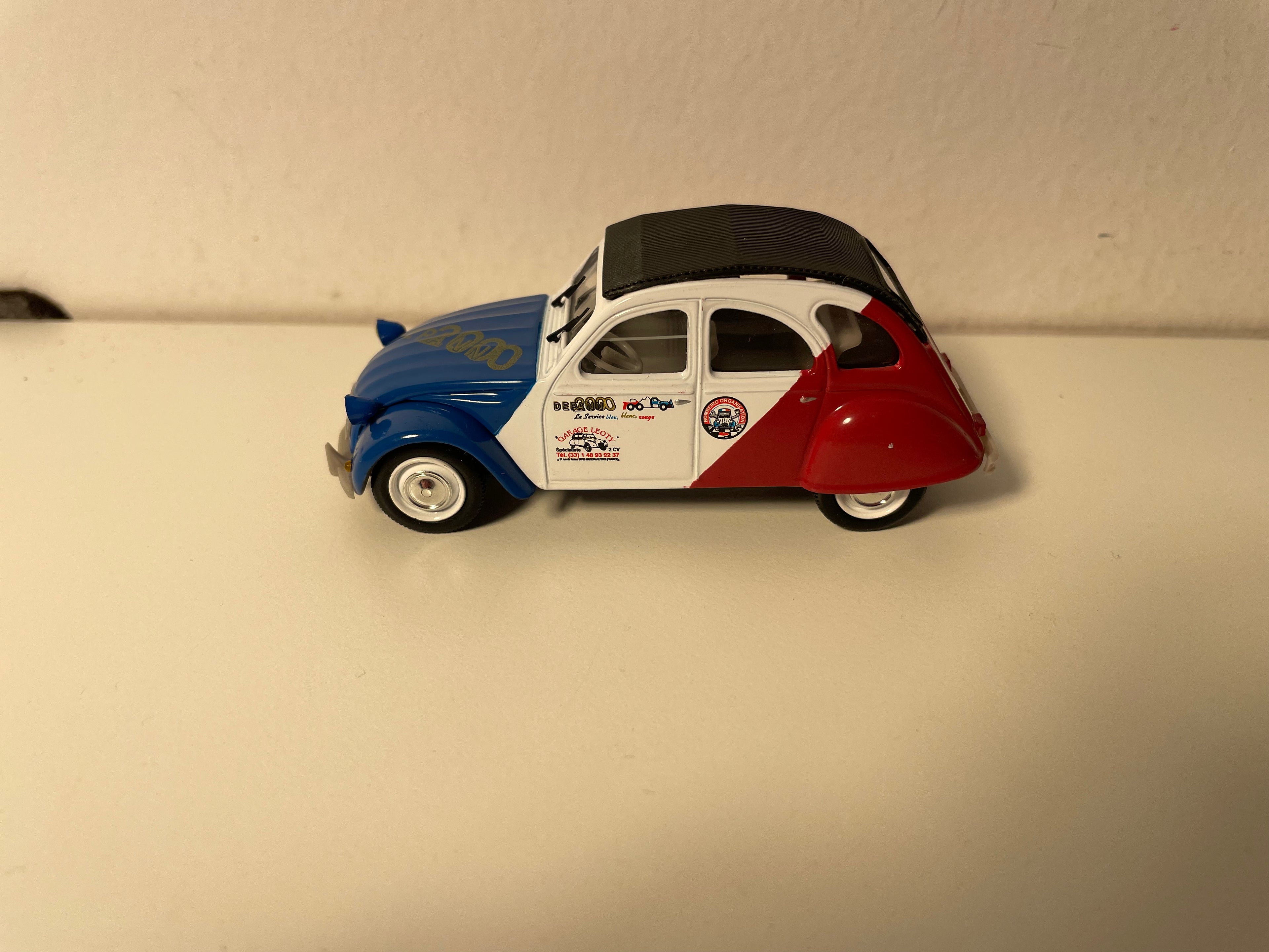 Citroën 2 CV 6 niebieska, biała i czerwona DEPANN 2000 (na masce) - Norev (w blisterze)