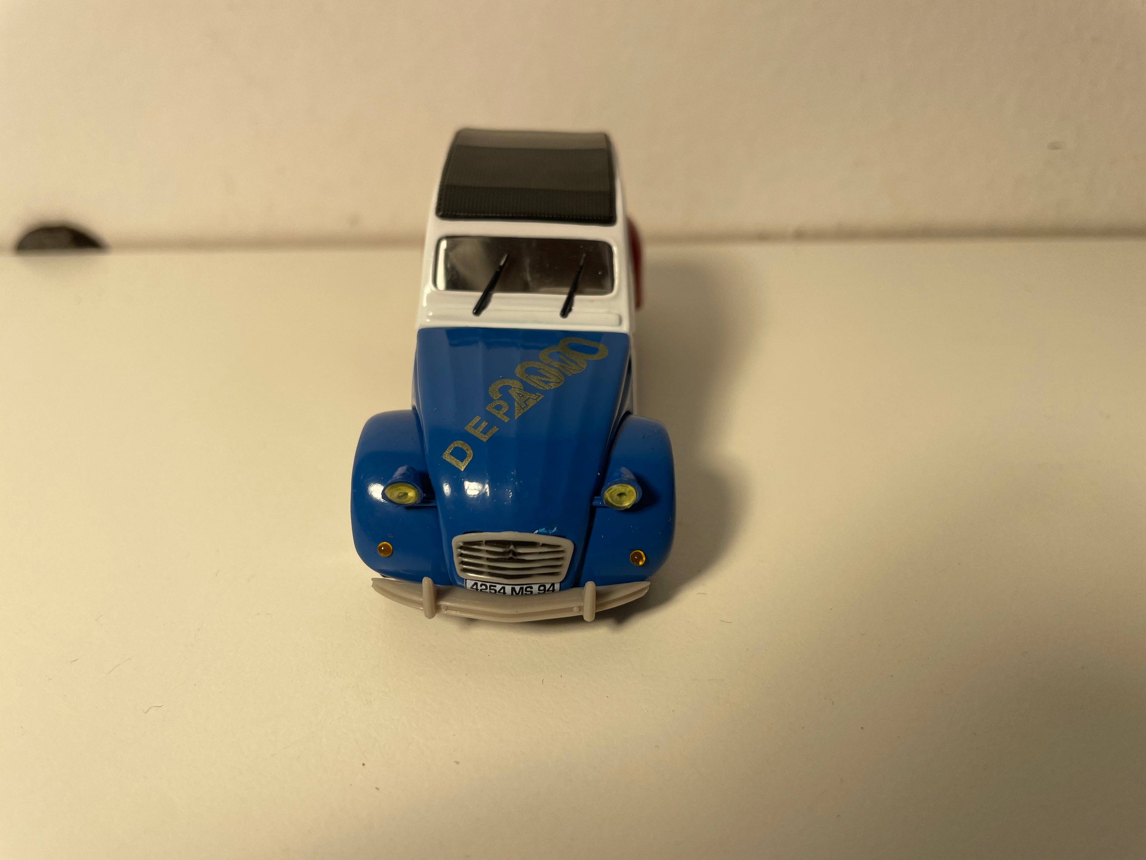 Citroën 2 CV 6 niebieska, biała i czerwona DEPANN 2000 (na masce) - Norev (w blisterze)