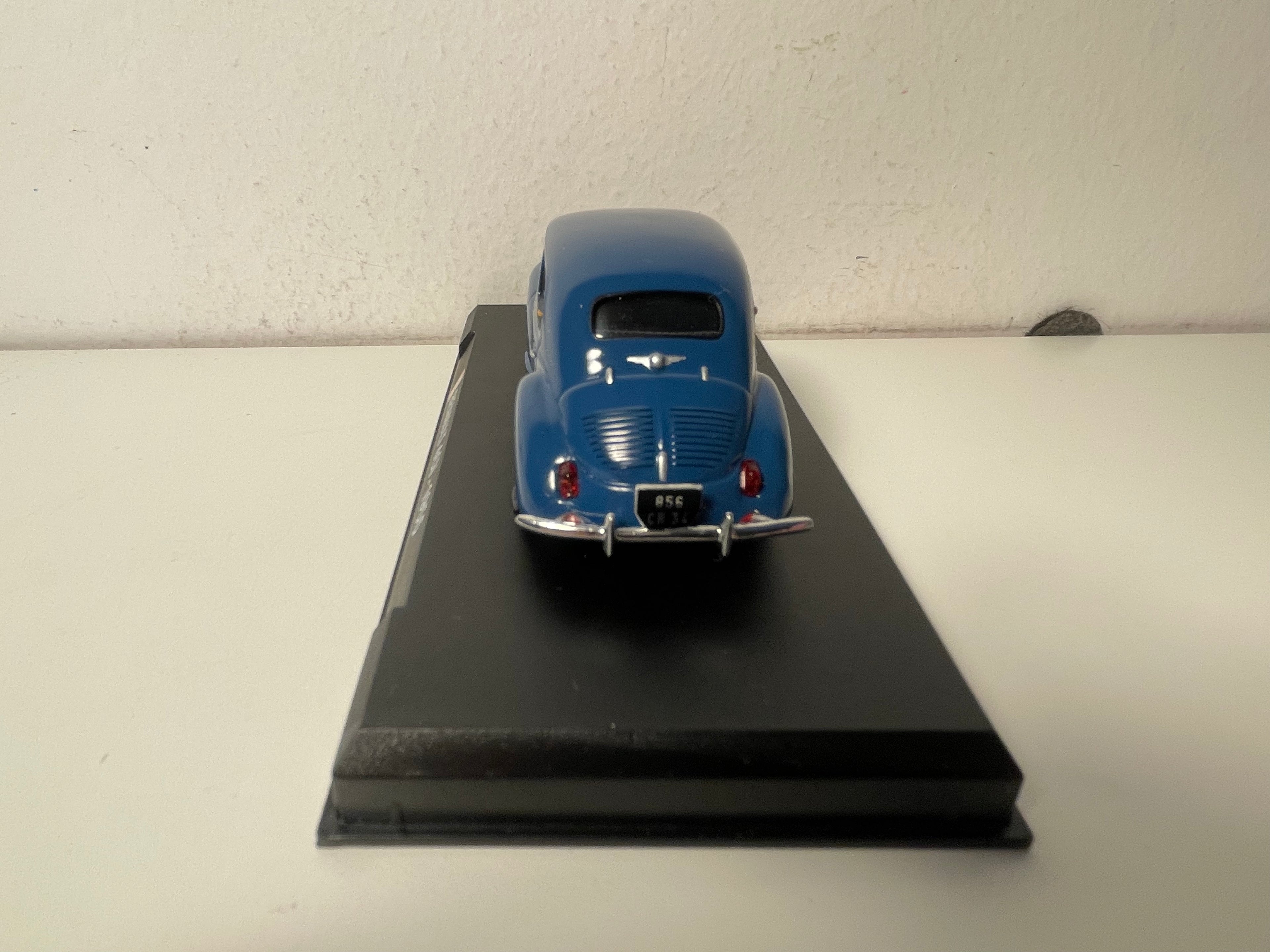 Renault 4 CV blu scuro del 1955 - Auto Plus (scatola in plexiglass)
