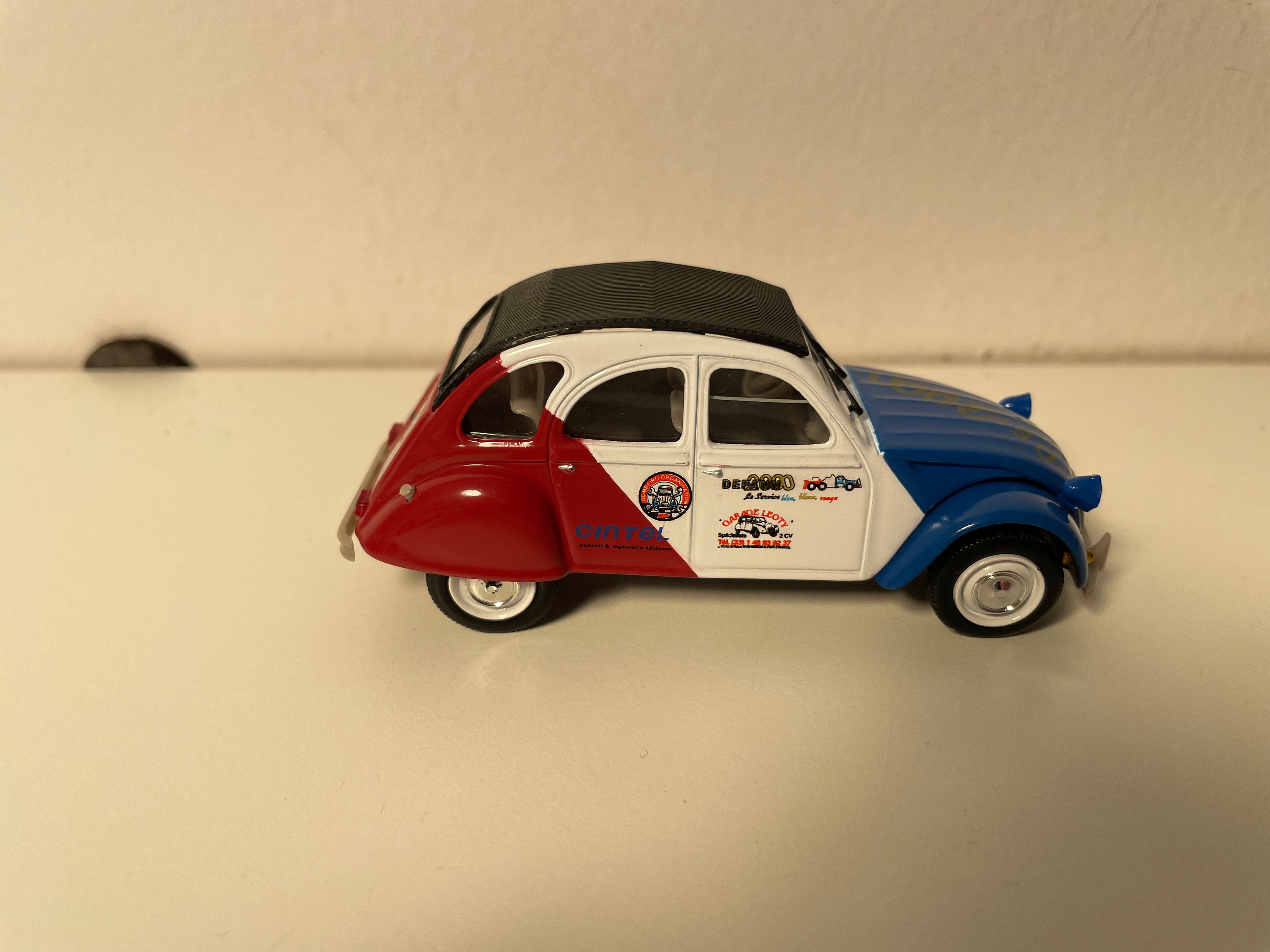 Citroën 2 CV 6 niebieska, biała i czerwona DEPANN 2000 (na masce) - Norev (w blisterze)