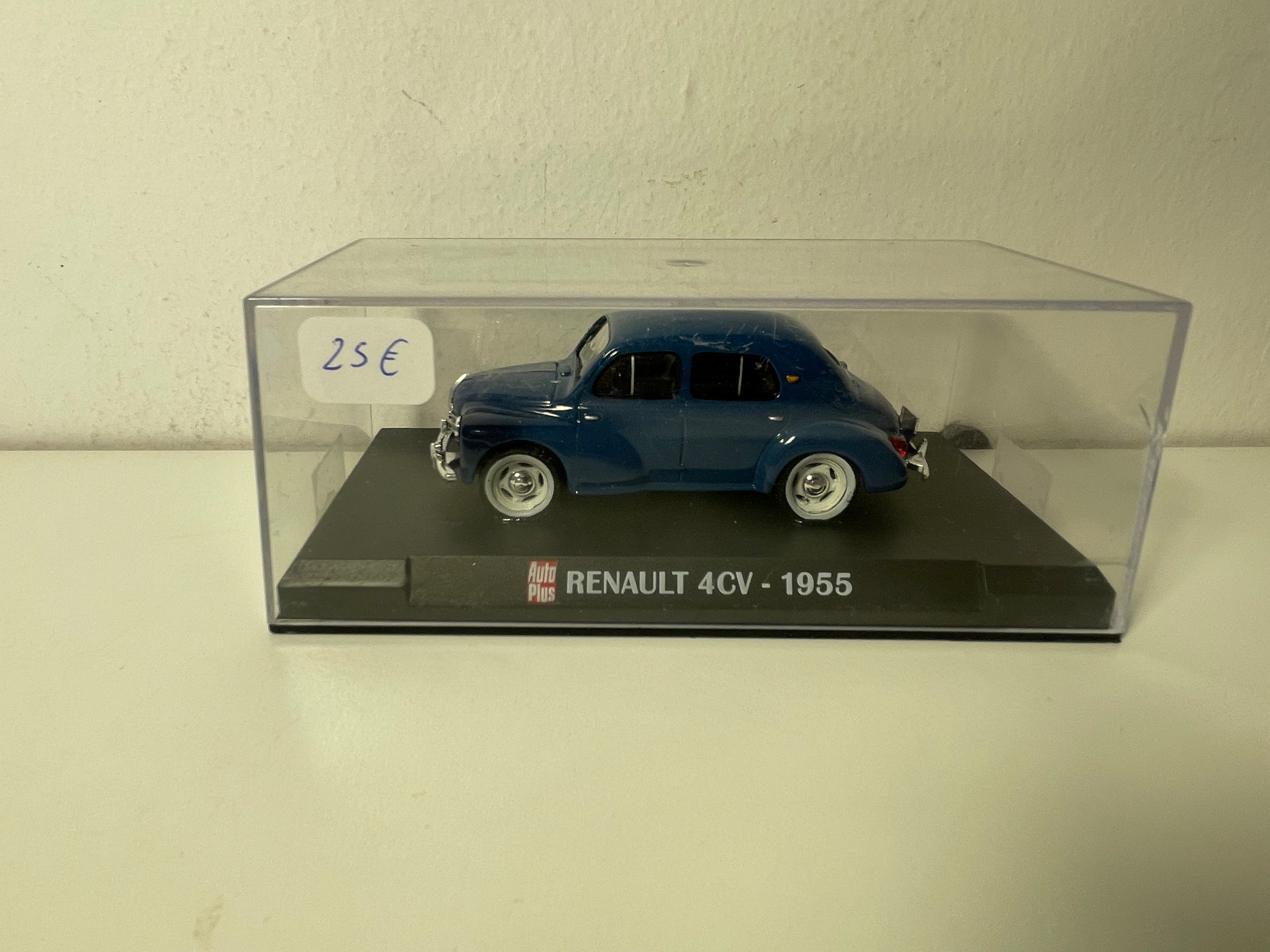 Renault 4 CV ciemnoniebieska z 1955 roku - Auto Plus (opakowanie z plexi)