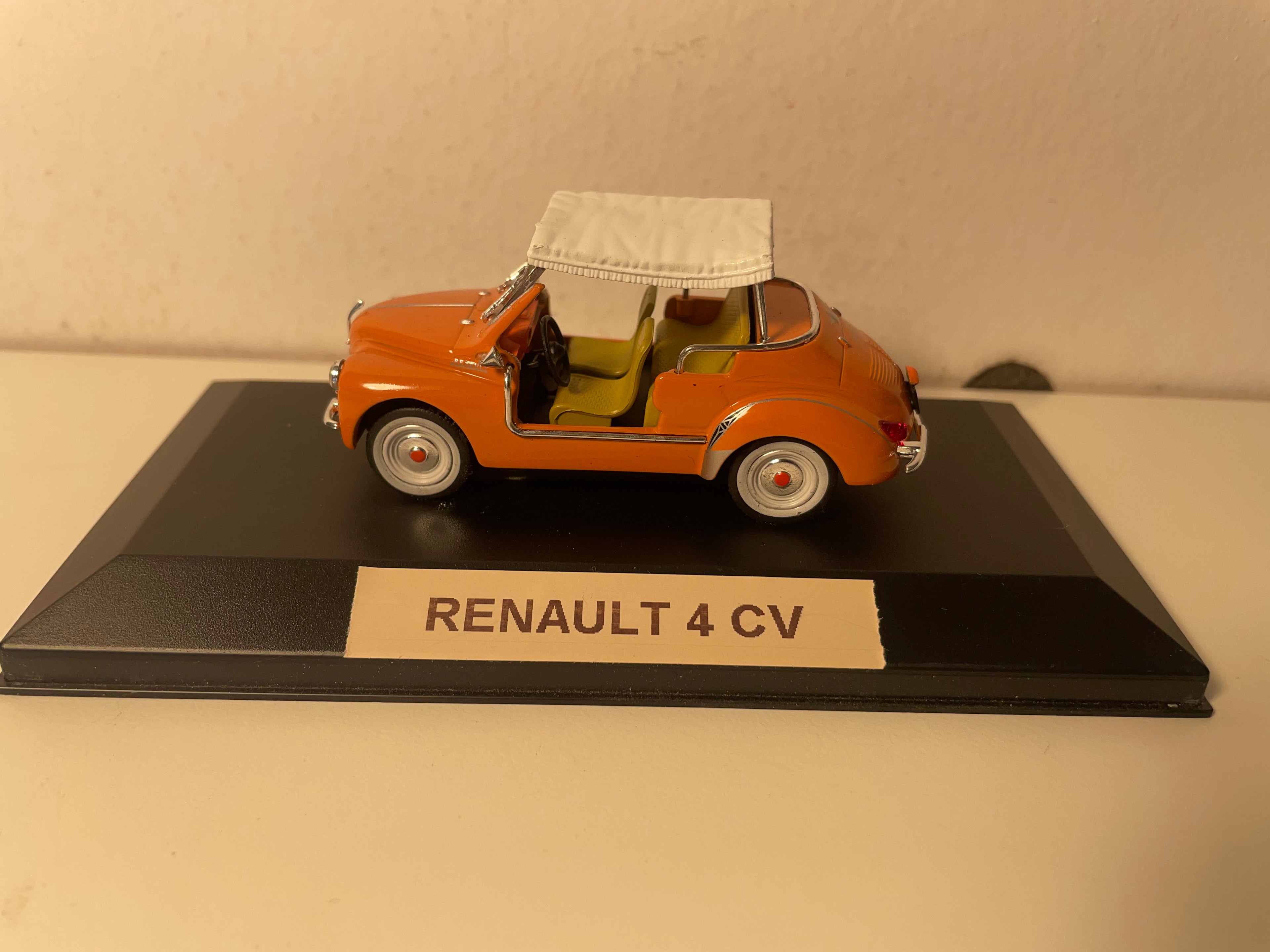 Renault 4 CV décapotable Faarfaarf ? 4 Plazen Typ R 1062 GHIA JOLLY vun 1961 (Plexibox)