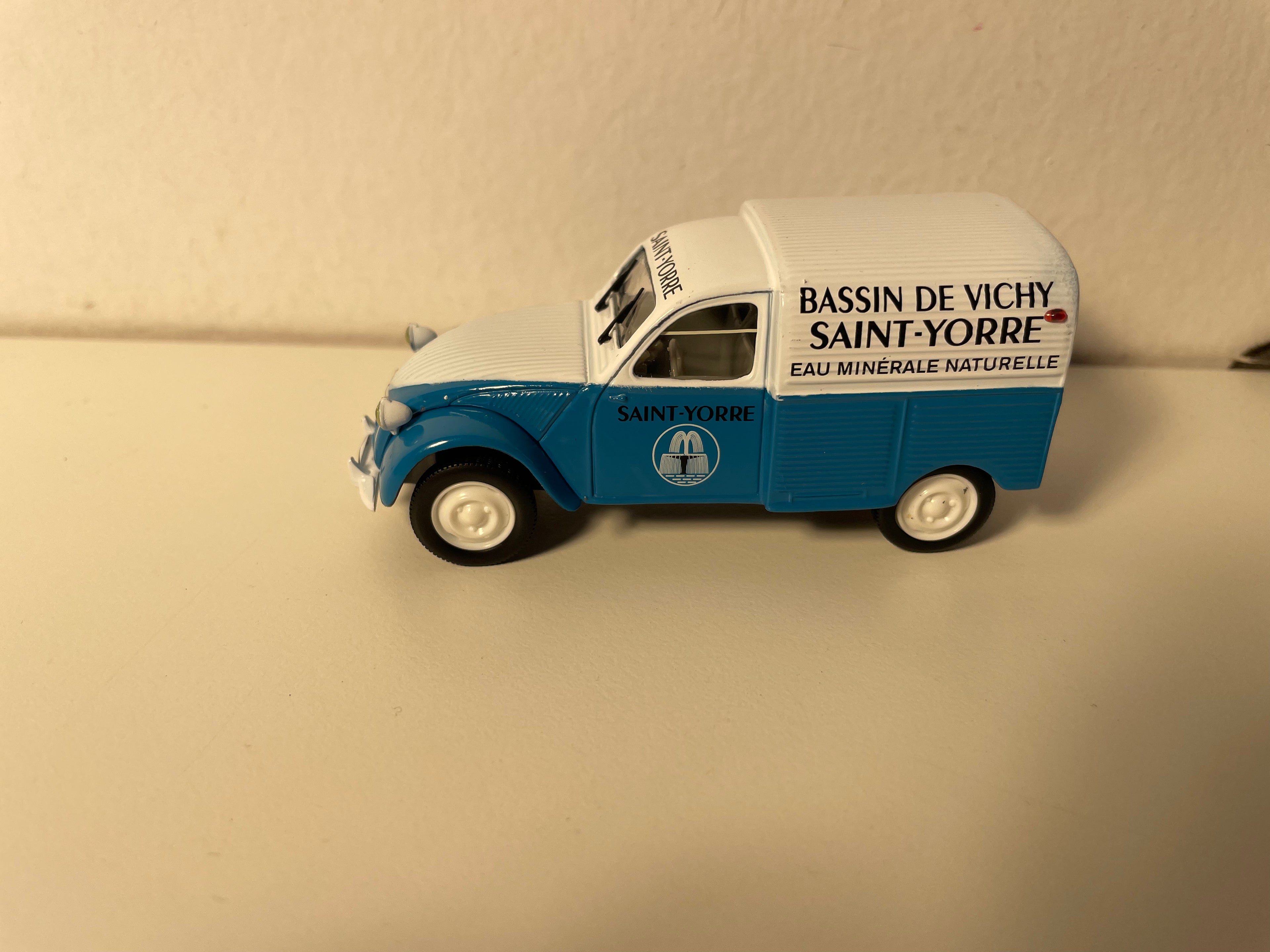 Citroën 2 CV AZU blau und weiß VICHY SAINT-YORRE - Norev (in Blister)