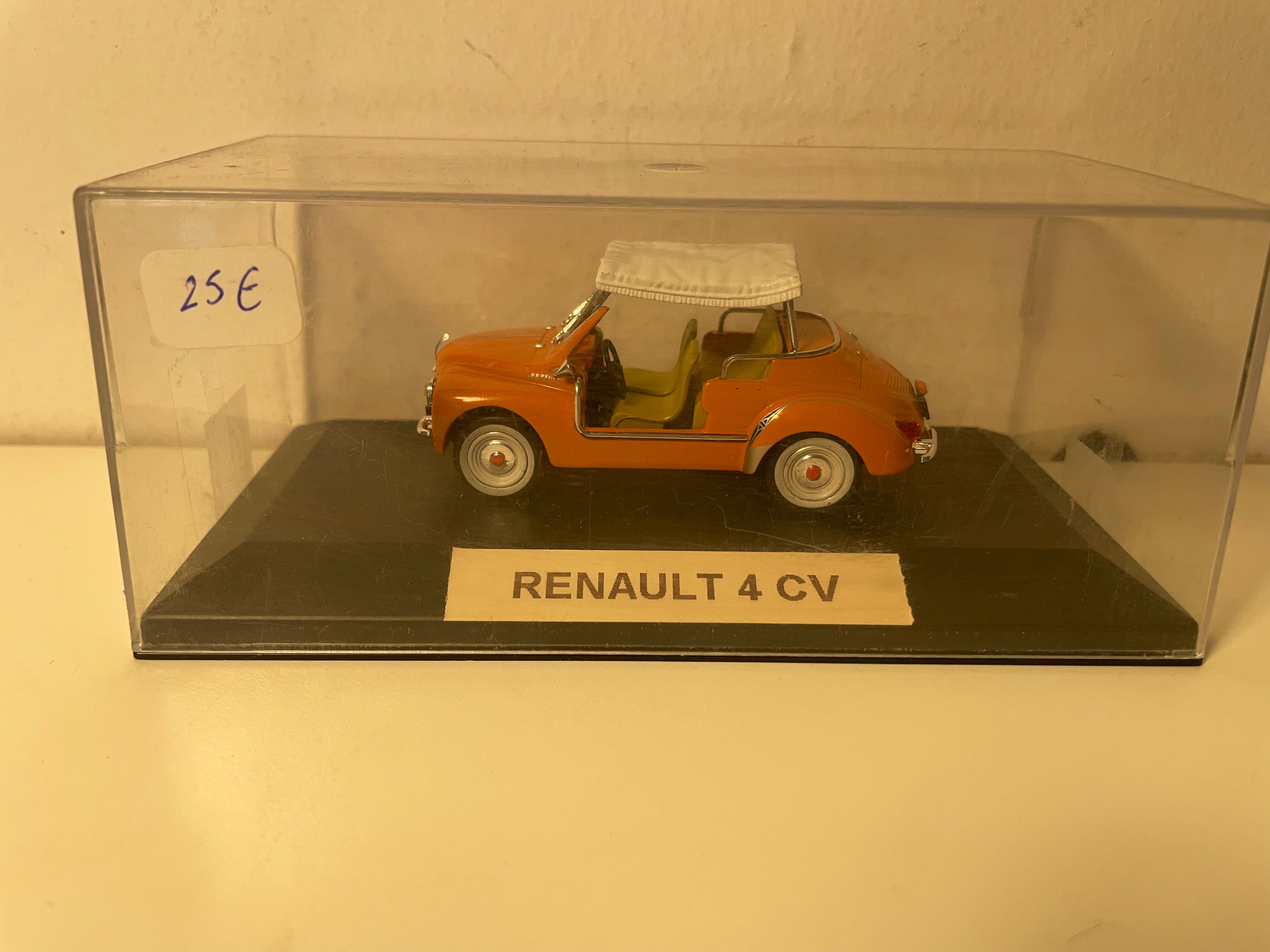 Renault 4 CV décapotable couleur saumonée? 4 places type R 1062 GHIA JOLLY de 1961 (boite plexi)