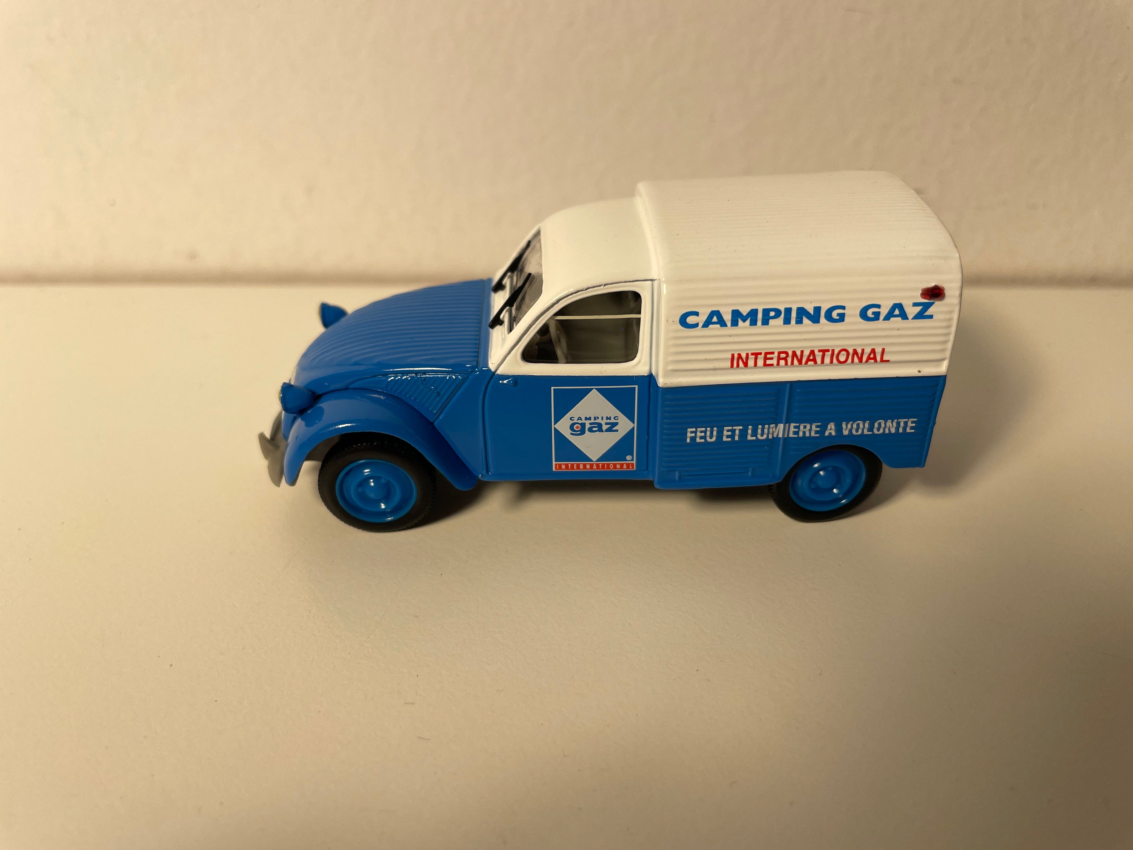 Citroën 2 CV AZU blau und weiß CAMPING GAZ INTERNATIONAL - Norev (unter Blister)