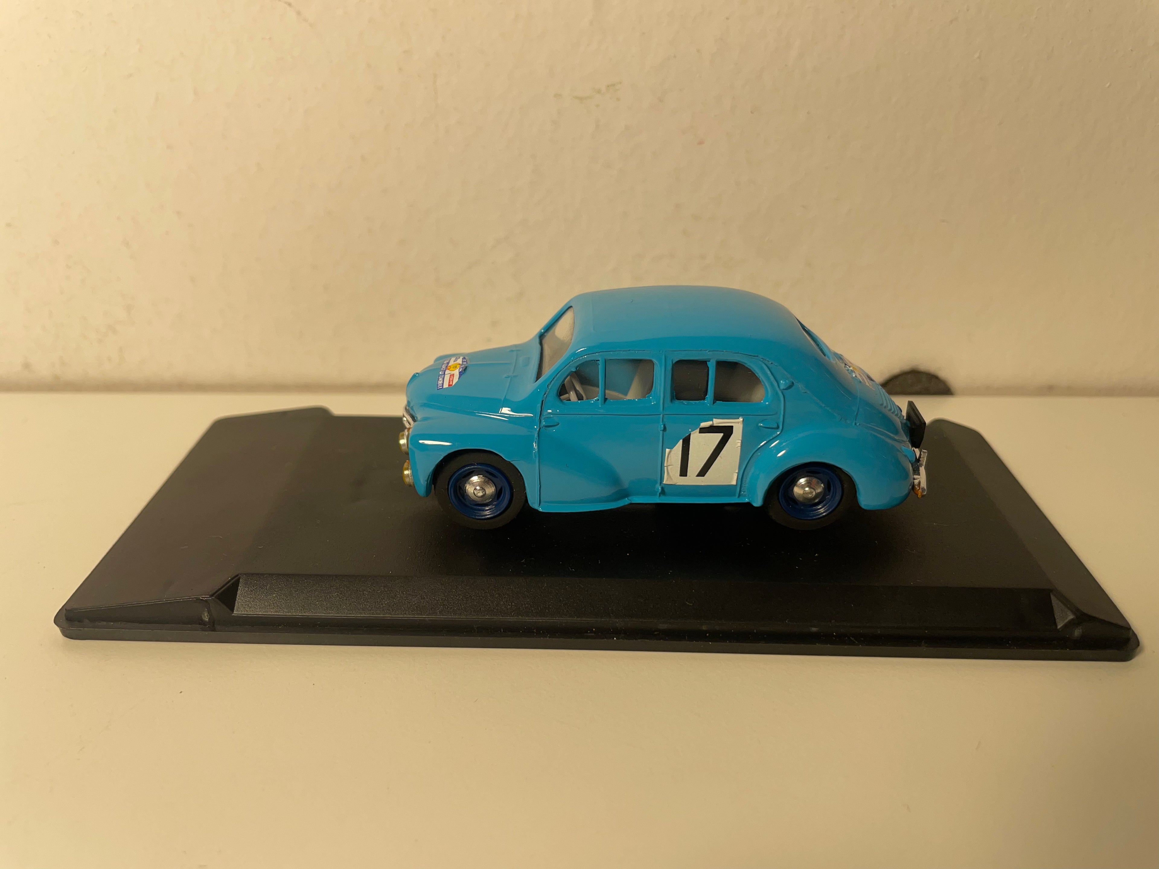 Renault 4 cv azzurro chiaro numero 17 (scatola plexi)