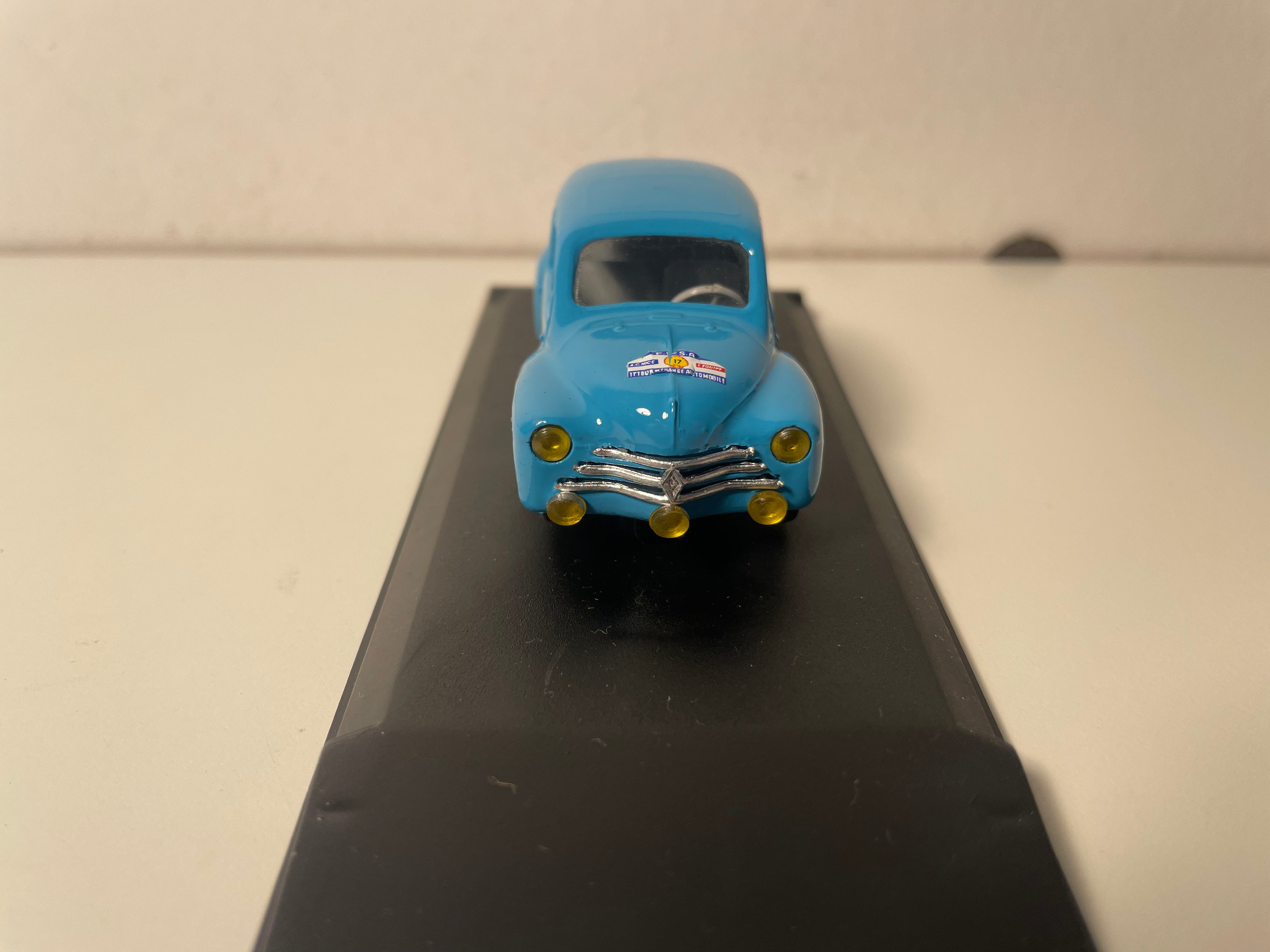 Renault 4 cv azzurro chiaro numero 17 (scatola plexi)