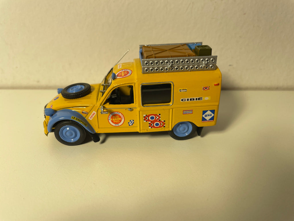 Citroën 2 CV fourgonnette jaune avec galerie et matériels - Rallye Paris-Kaboul-Paris de 1970 (sous blister)