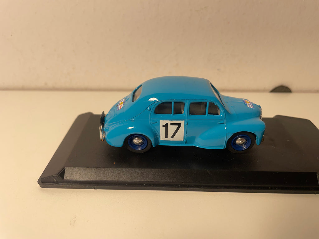 Renault 4 cv jasnoniebieski numer 17 (pudełko plexi)
