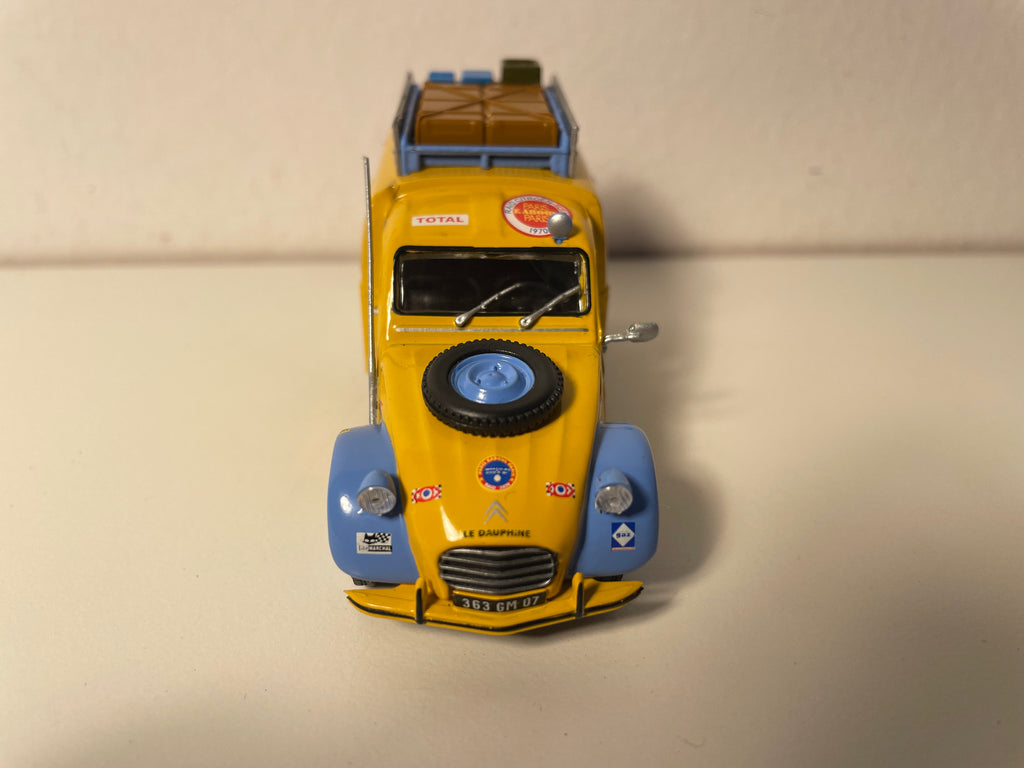 Citroën 2 CV fourgonnette jaune avec galerie et matériels - Rallye Paris-Kaboul-Paris de 1970 (sous blister)