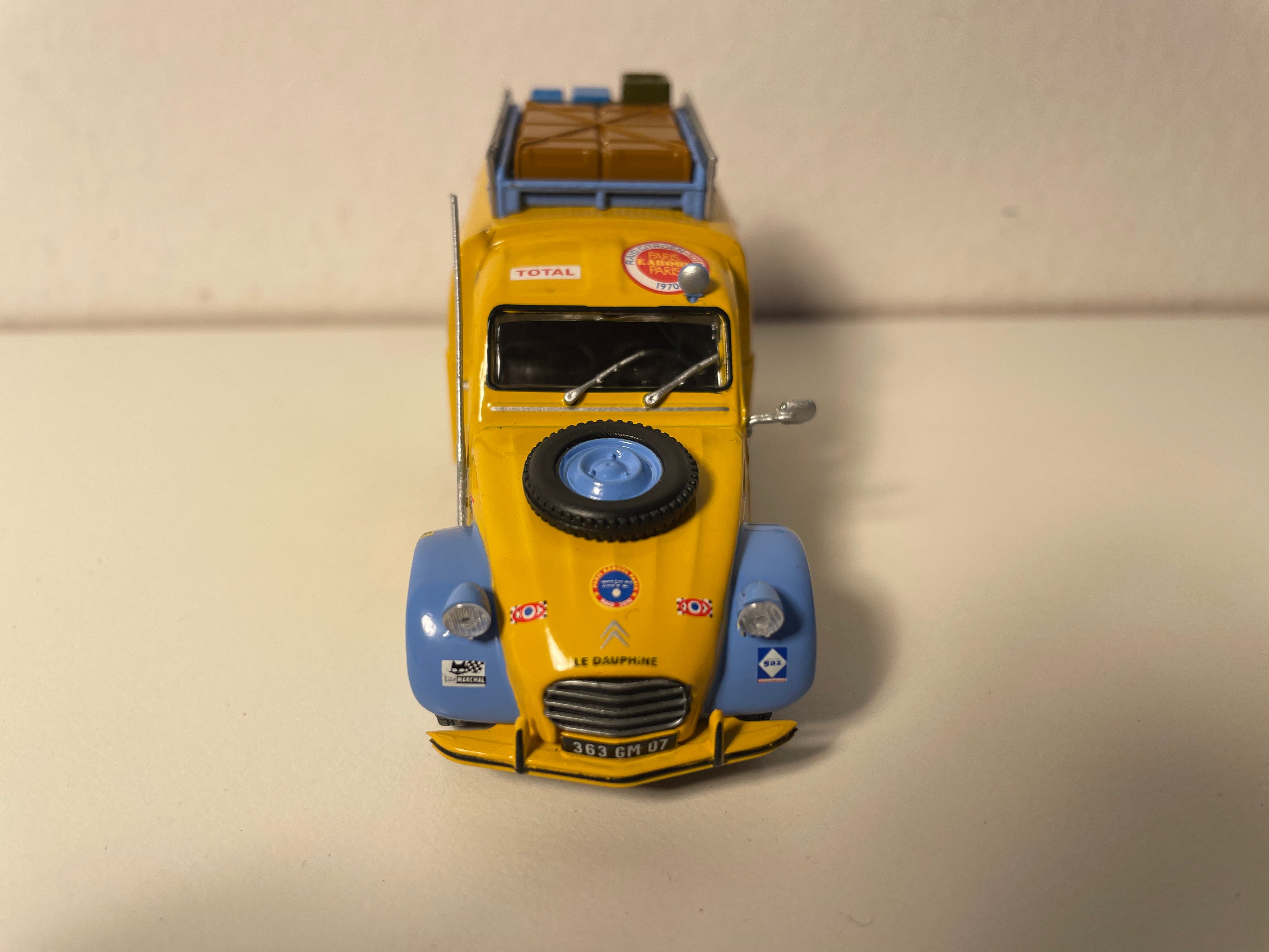 Citroën 2 CV fourgonnette jaune avec galerie et matériels - Rallye Paris-Kaboul-Paris de 1970 (sous blister)