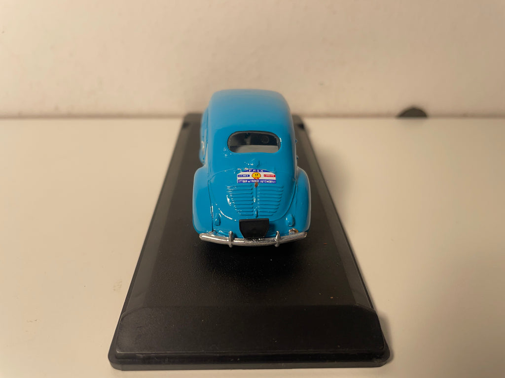 Renault 4 cv jasnoniebieski numer 17 (pudełko plexi)