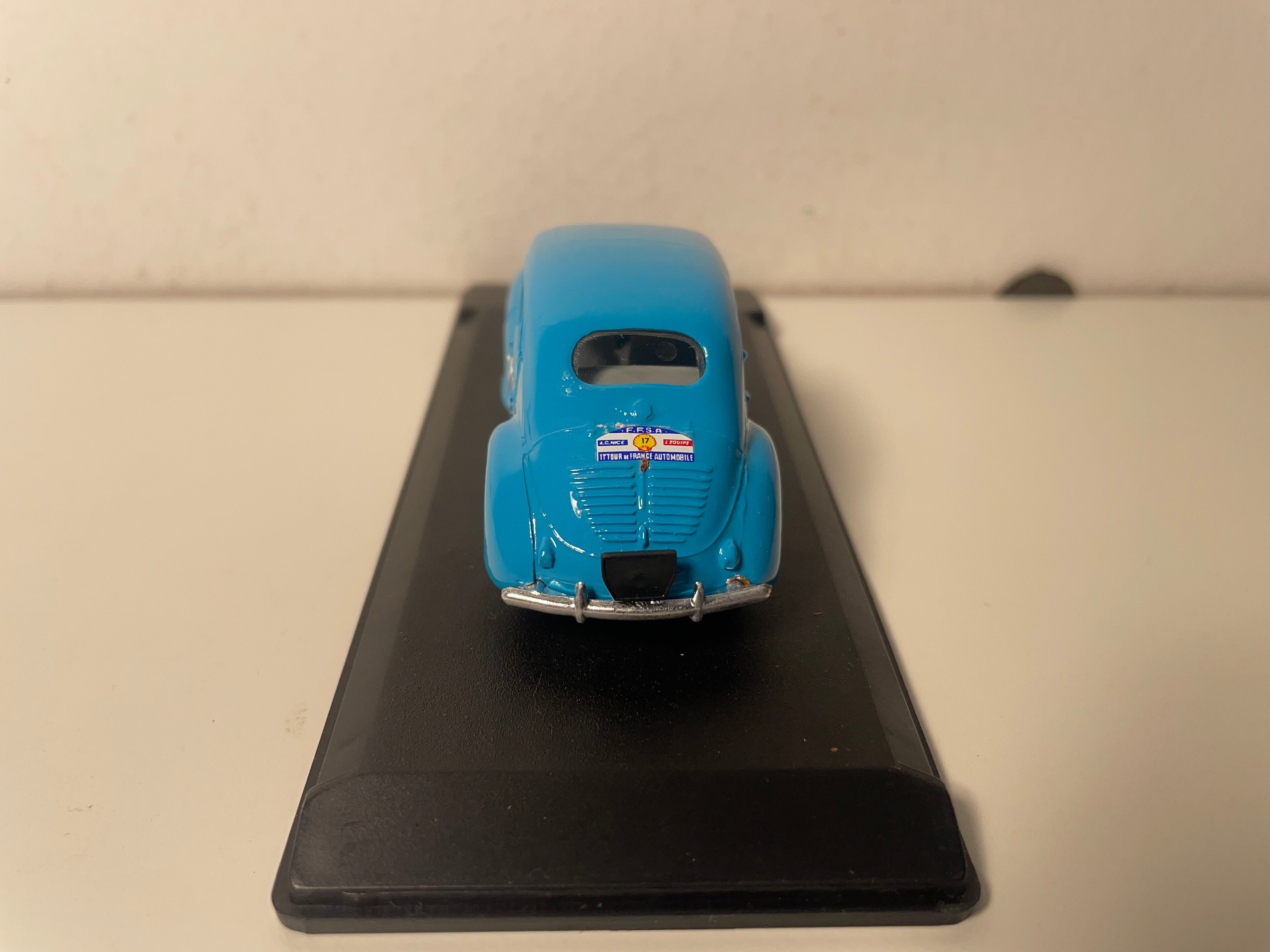 Renault 4 cv azzurro chiaro numero 17 (scatola plexi)