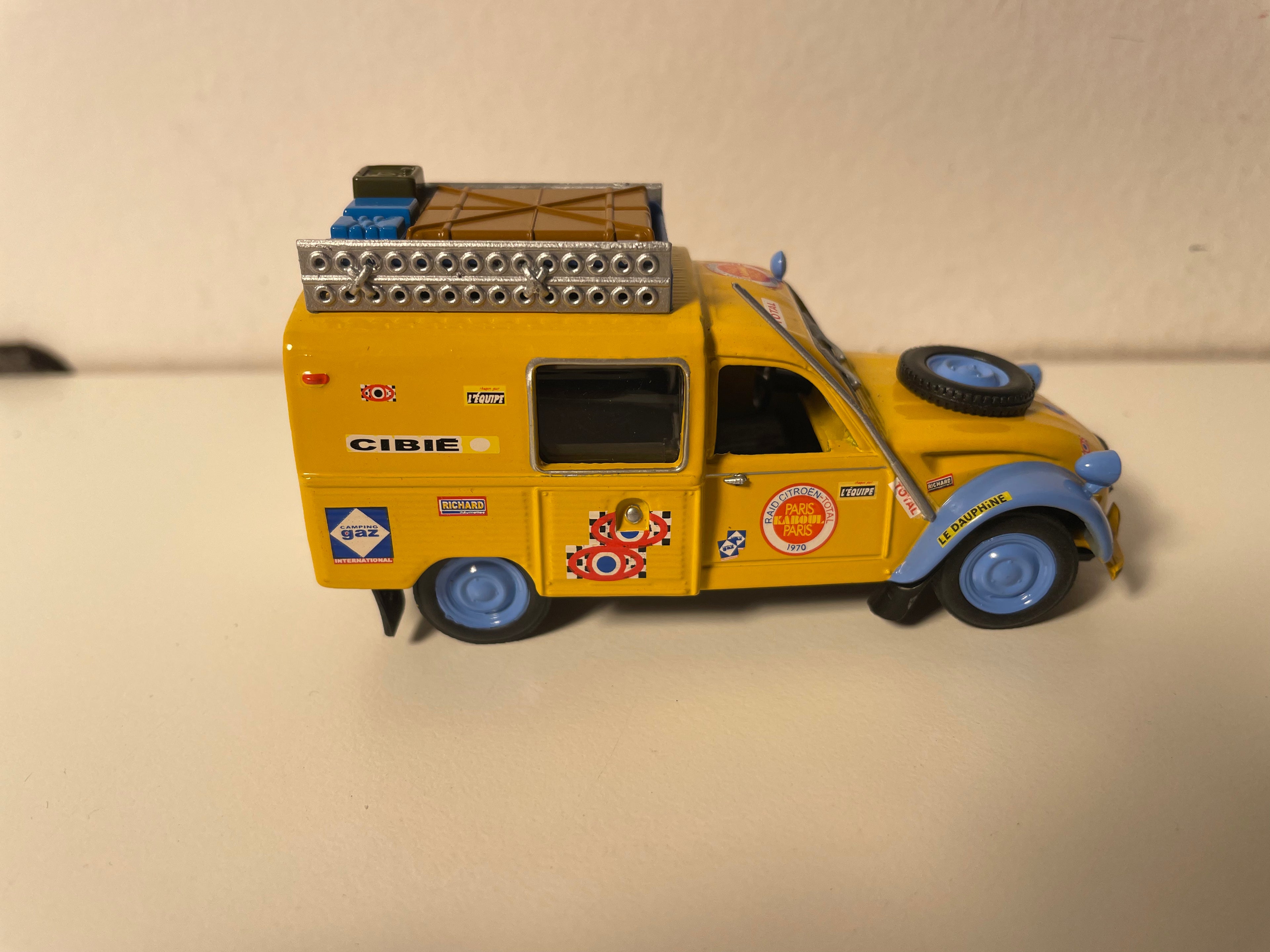 Citroën 2 CV fourgonnette jaune avec galerie et matériels - Rallye Paris-Kaboul-Paris de 1970 (sous blister)
