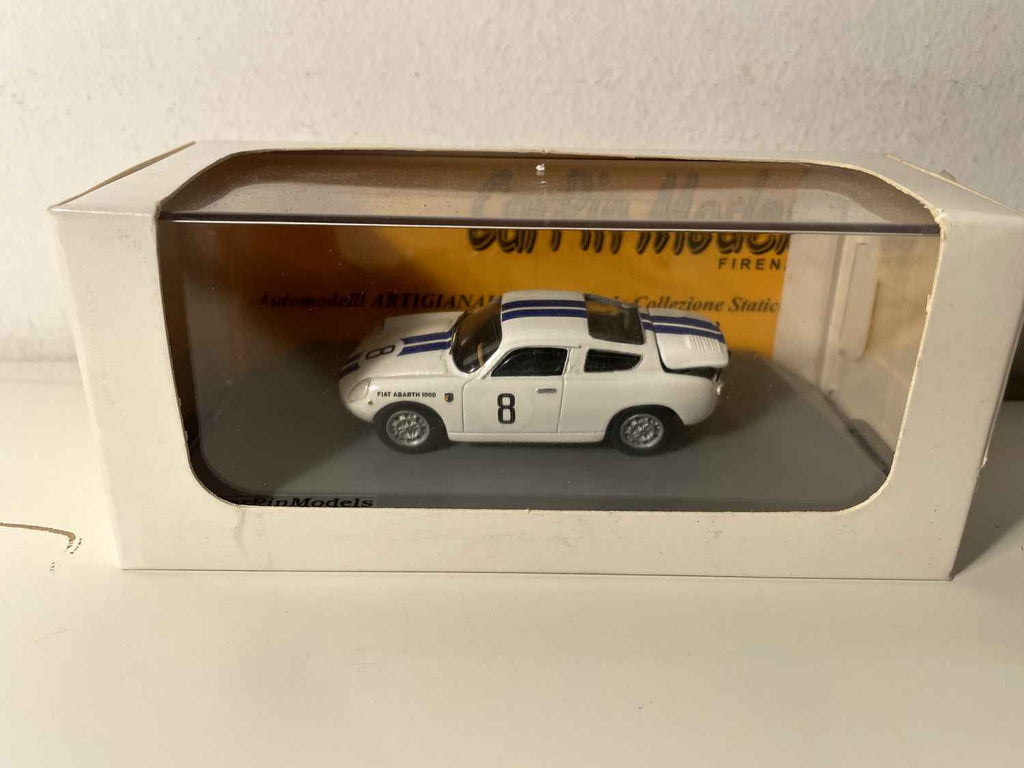 Fiat Abarth 1000 Bialbero biały i niebieski numer 8 - 12 godzin Sebring (Floryda) z 1962 roku - kolekcja CarPin Models