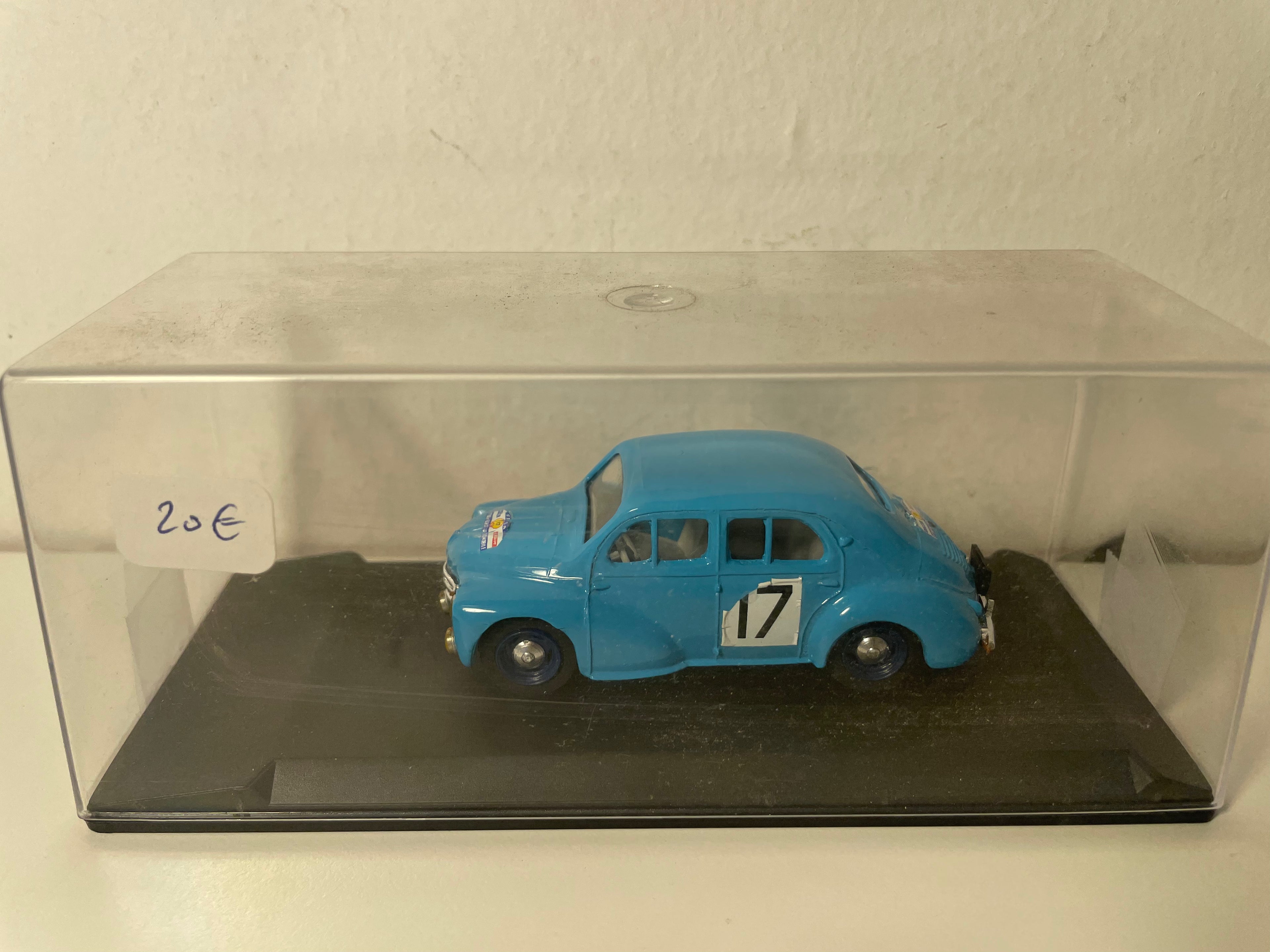 Renault 4 cv jasnoniebieski numer 17 (pudełko plexi)