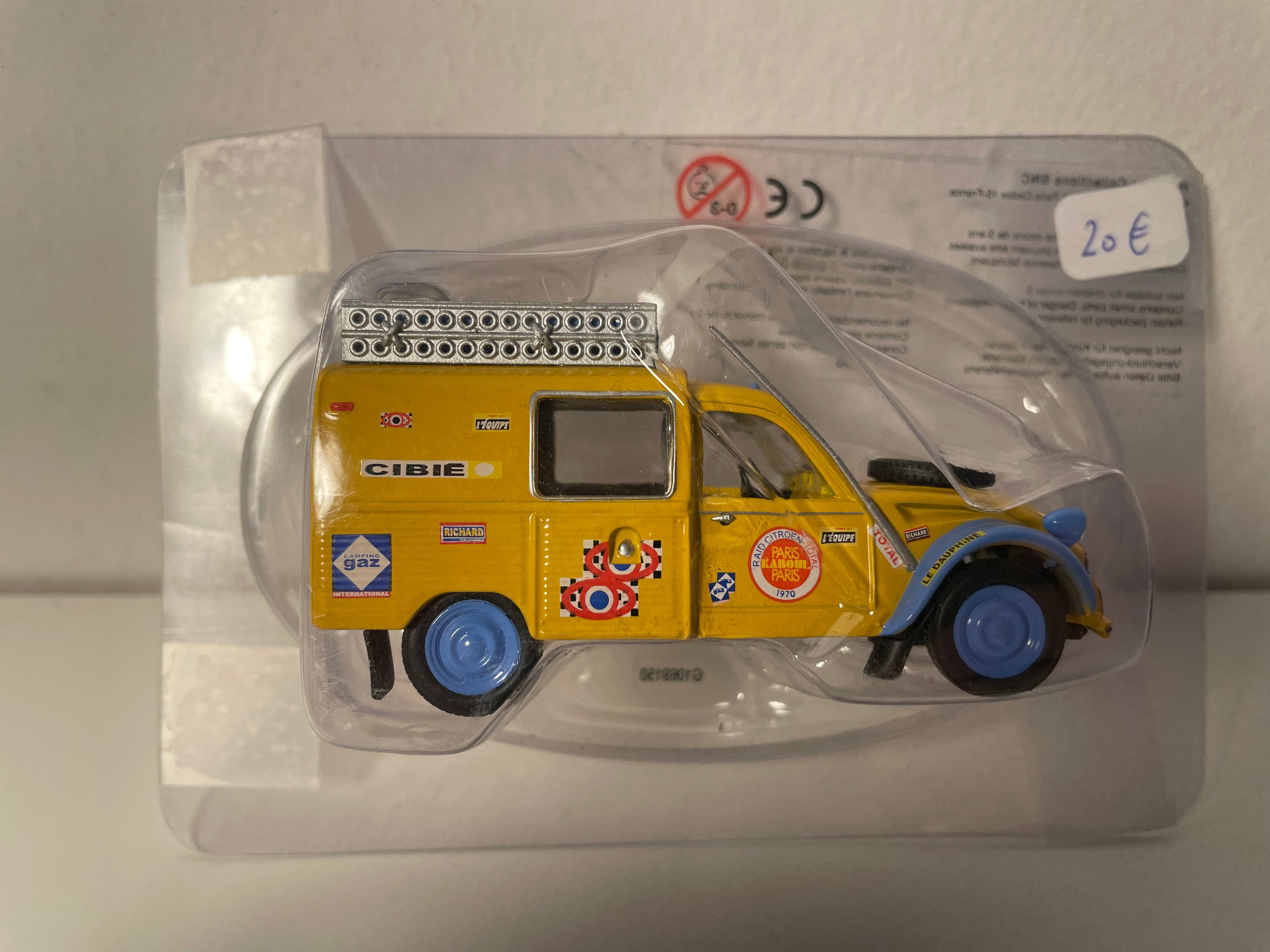 Citroën 2 CV fourgonnette jaune avec galerie et matériels - Rallye Paris-Kaboul-Paris de 1970 (sous blister)