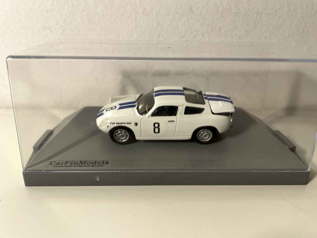 Fiat Abarth 1000 Bialbero biały i niebieski numer 8 - 12 godzin Sebring (Floryda) z 1962 roku - kolekcja CarPin Models