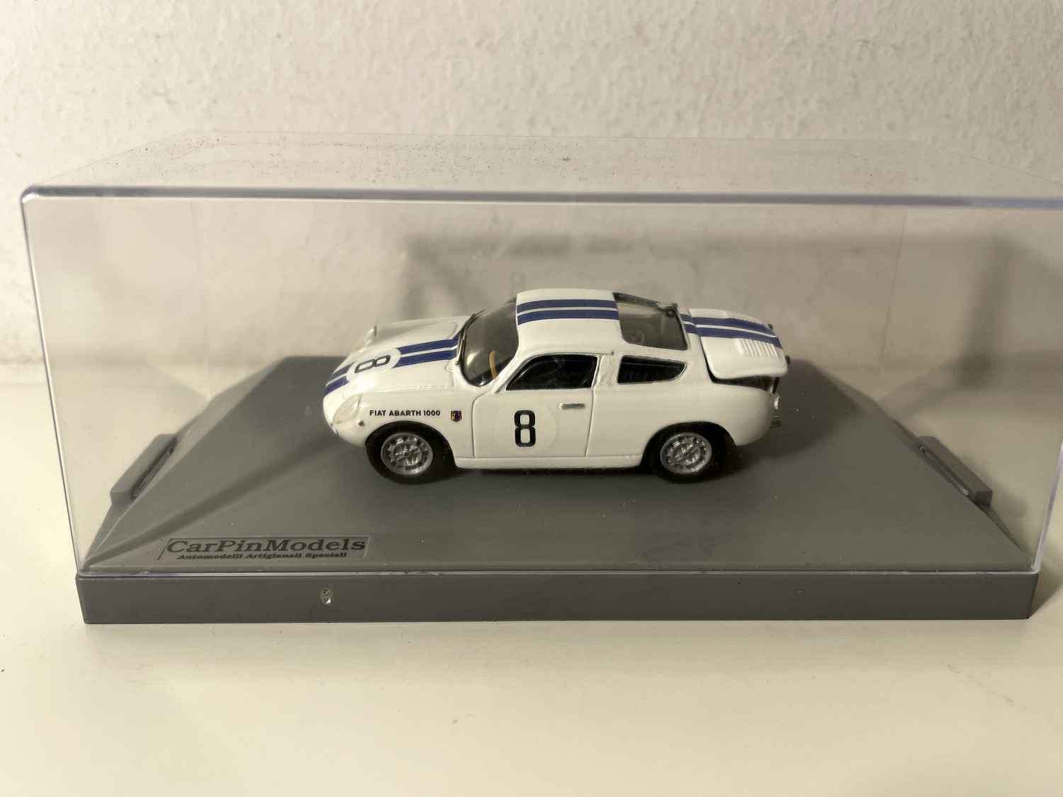 Fiat Abarth 1000 Bialbero biały i niebieski numer 8 - 12 godzin Sebring (Floryda) z 1962 roku - kolekcja CarPin Models