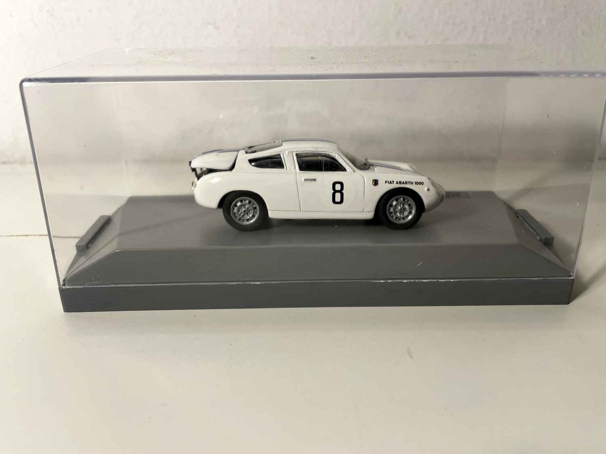Fiat Abarth 1000 Bialbero biały i niebieski numer 8 - 12 godzin Sebring (Floryda) z 1962 roku - kolekcja CarPin Models