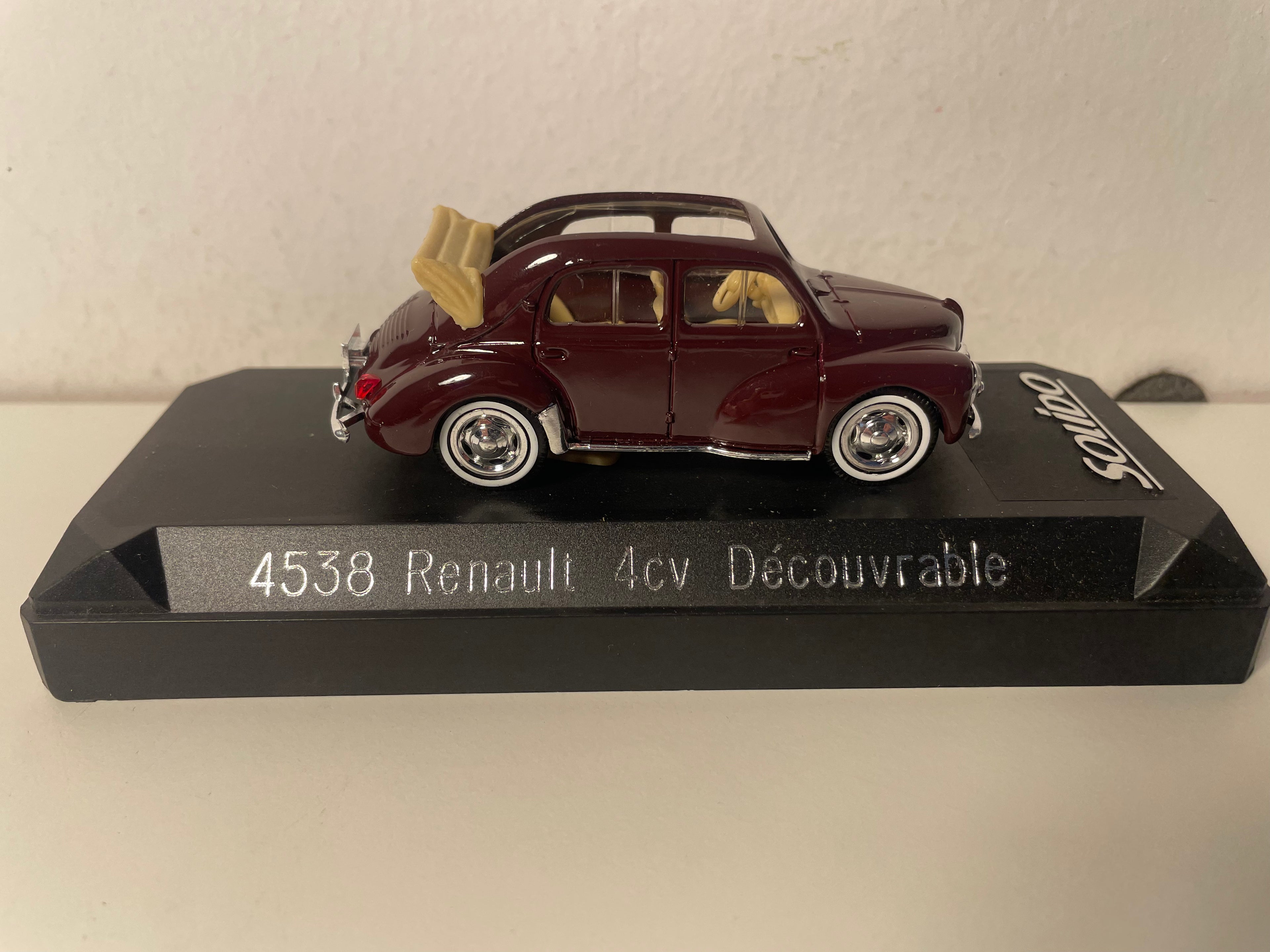 Renault 4 CV convertible bordeaux - Solido reference 4538 (plexi box)
