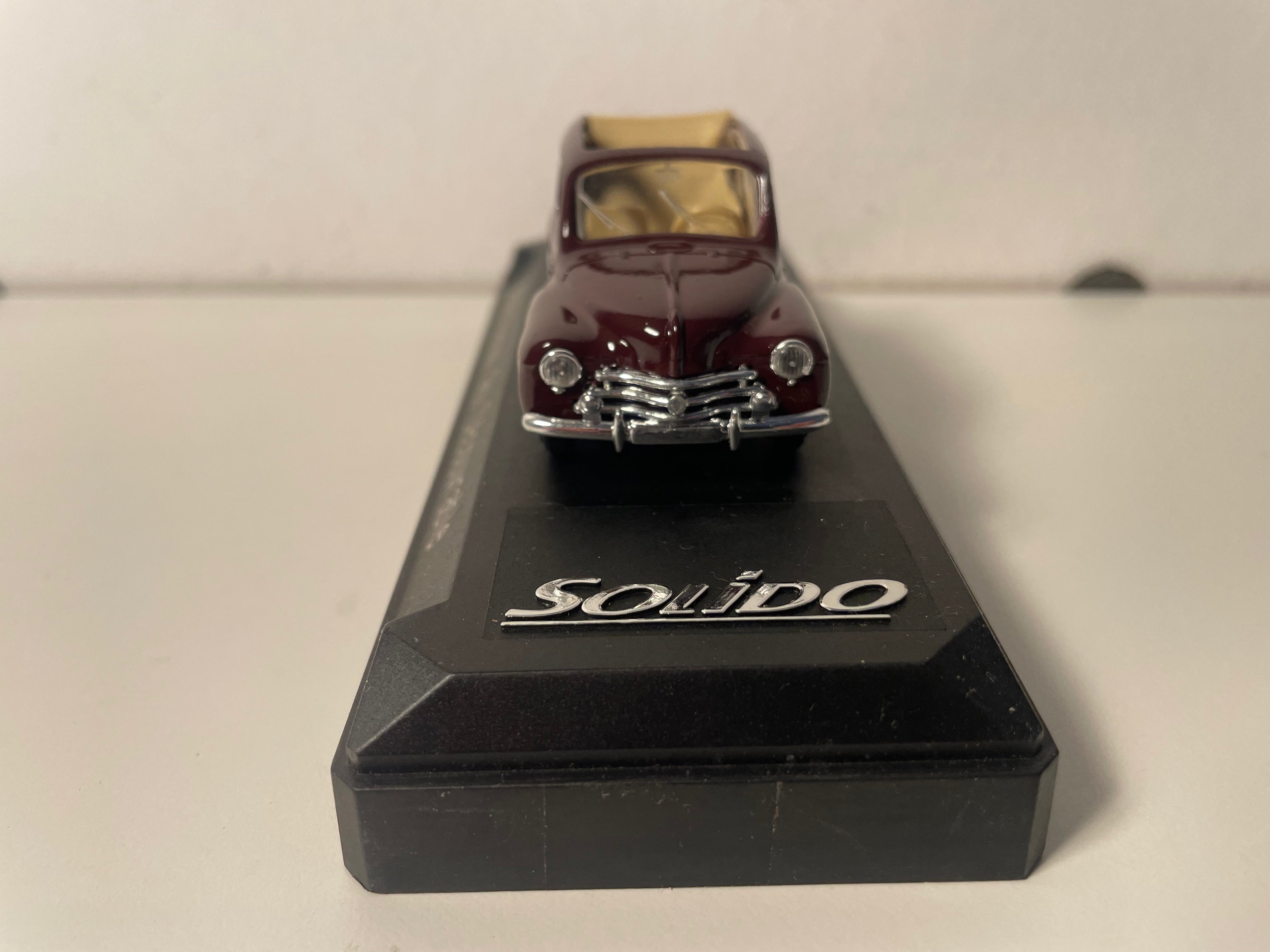 Renault 4 CV convertible bordeaux - Solido reference 4538 (plexi box)