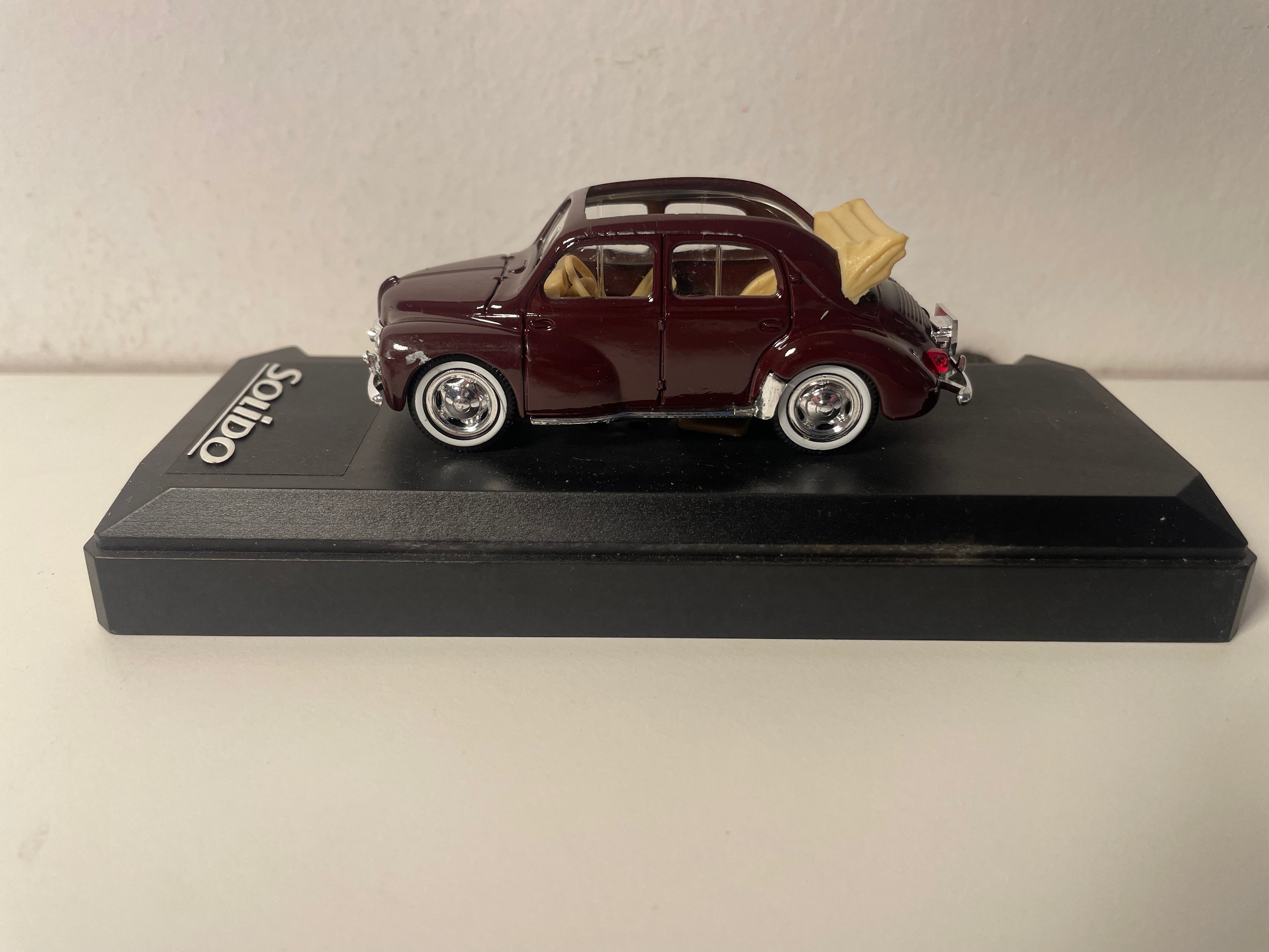 Renault 4 CV convertible bordeaux - Solido reference 4538 (plexi box)