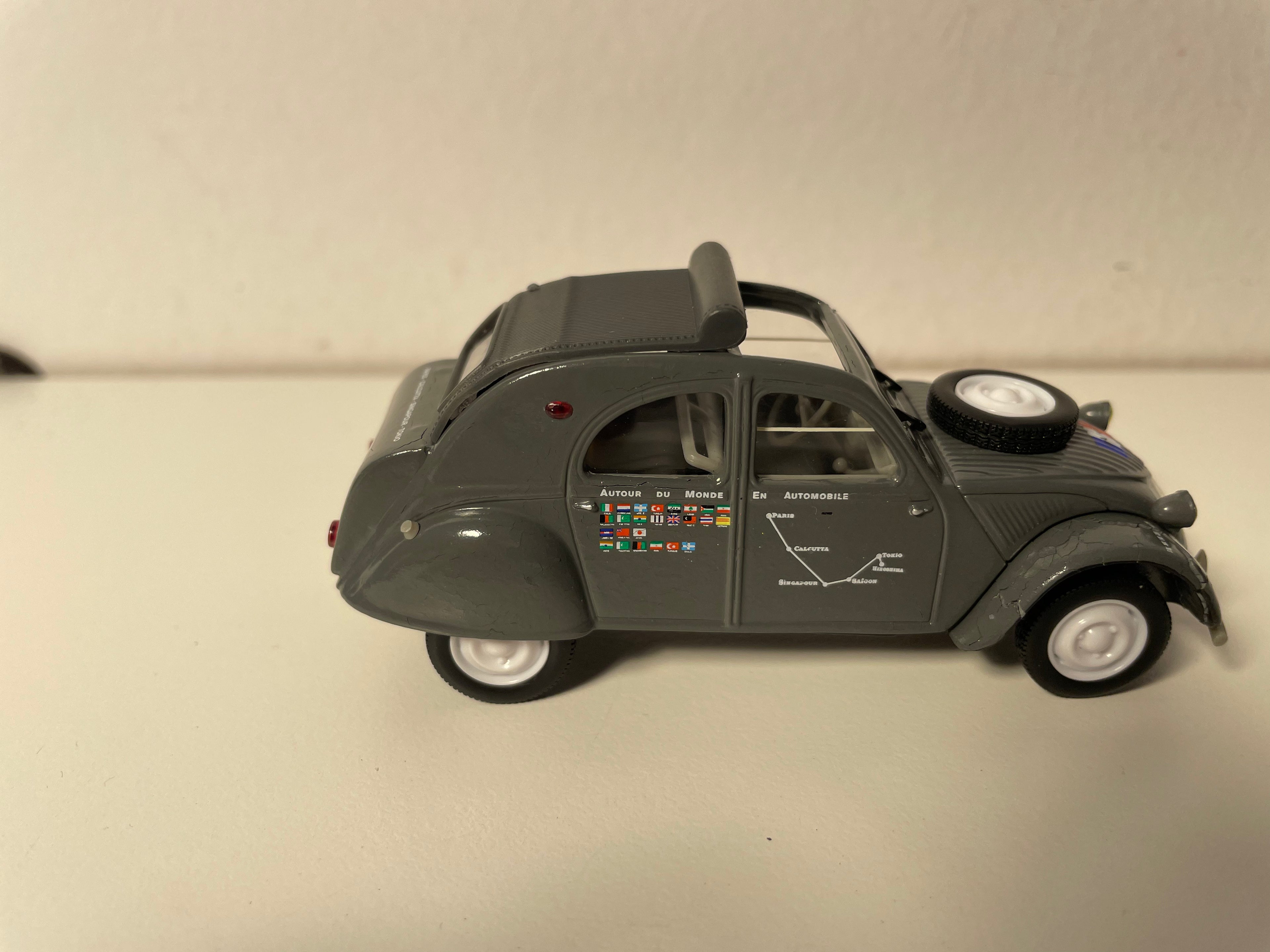 Citroën 2 CV AZLP grau Rallye "Paris-Kalkutta-Singapur-Tokio" - Norev (in Blister)