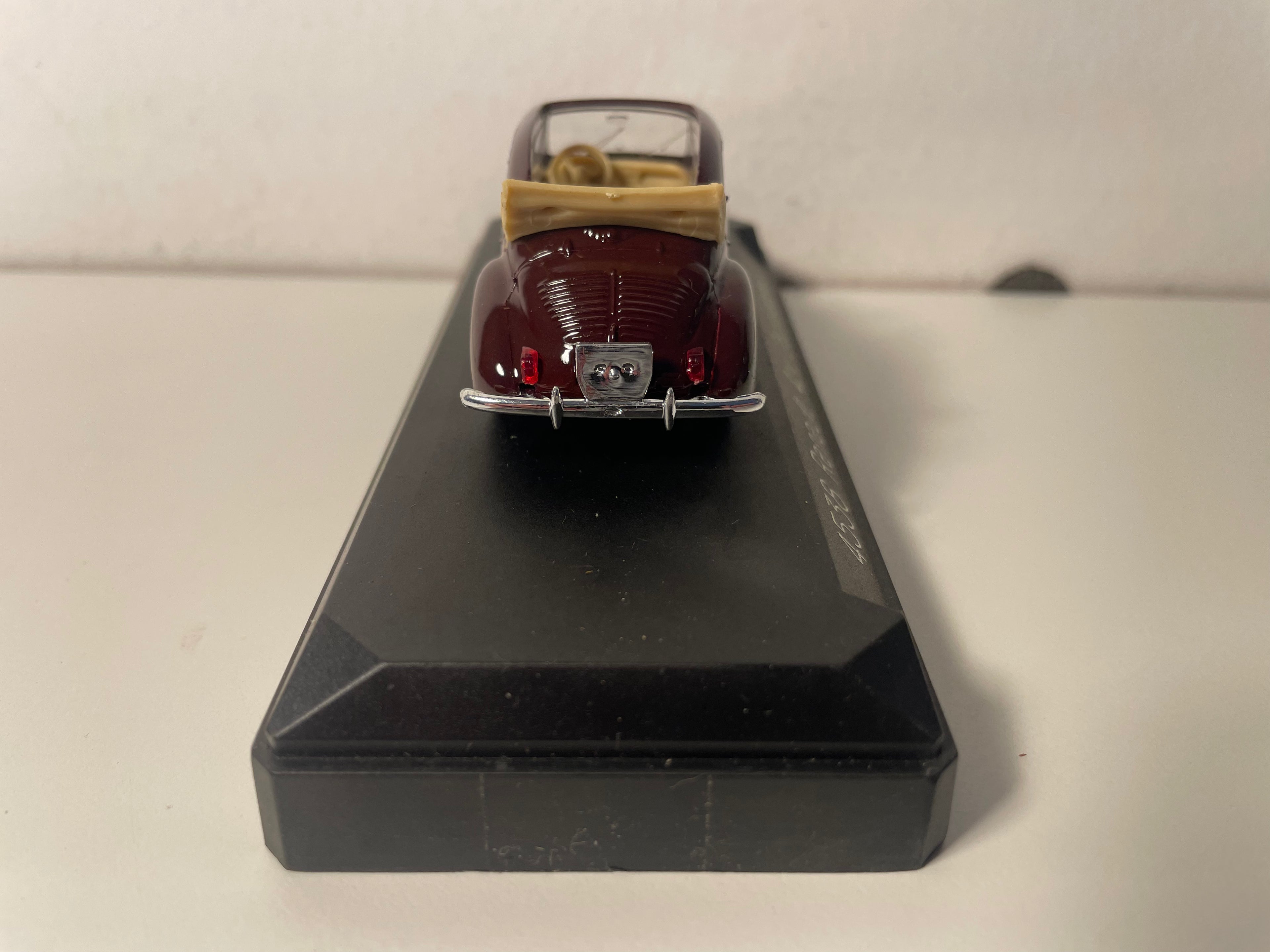 Renault 4 CV convertible bordeaux - Solido reference 4538 (plexi box)