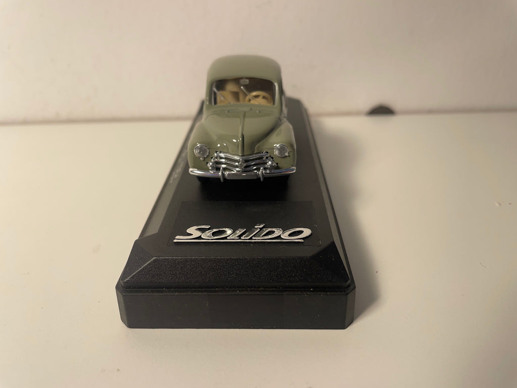 Renault 4 CV gréng vu 1954 - Solido Referenz 4537 (Plexikëscht)