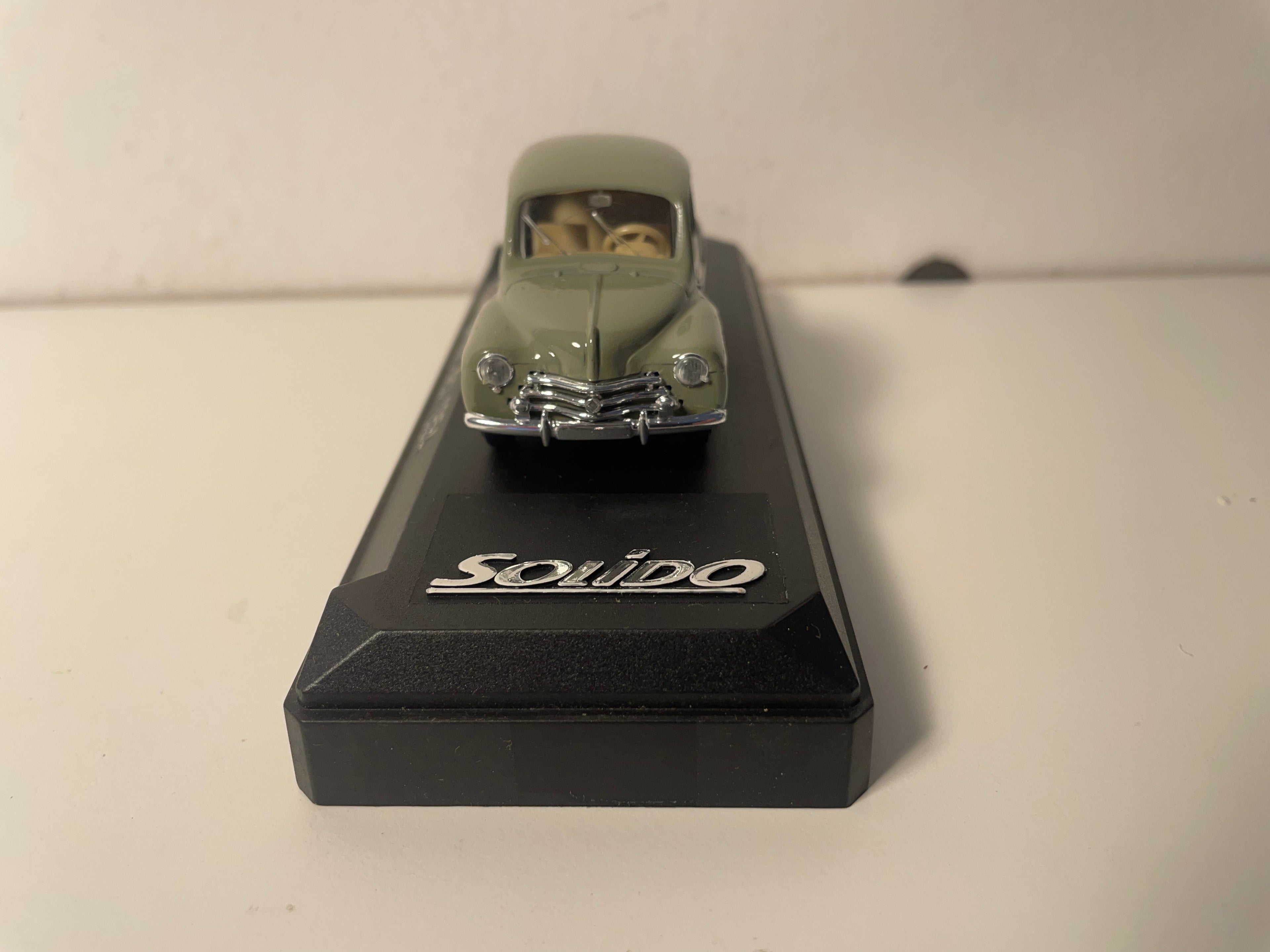 Renault 4 CV gréng vu 1954 - Solido Referenz 4537 (Plexikëscht)