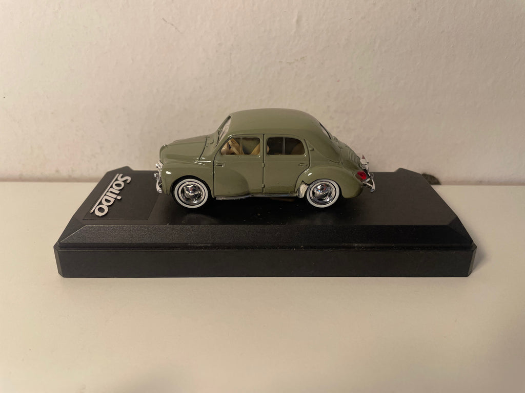Renault 4 CV gréng vu 1954 - Solido Referenz 4537 (Plexikëscht)