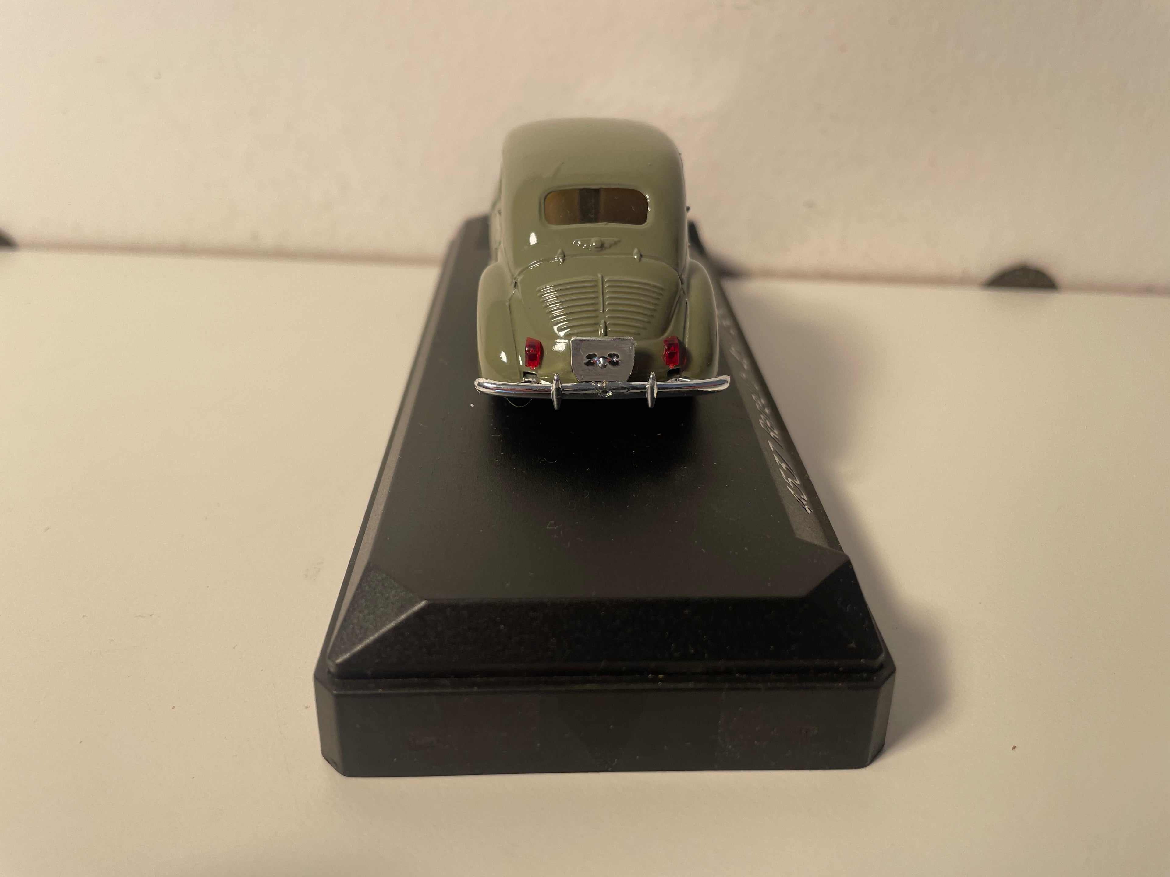 Renault 4 CV gréng vu 1954 - Solido Referenz 4537 (Plexikëscht)
