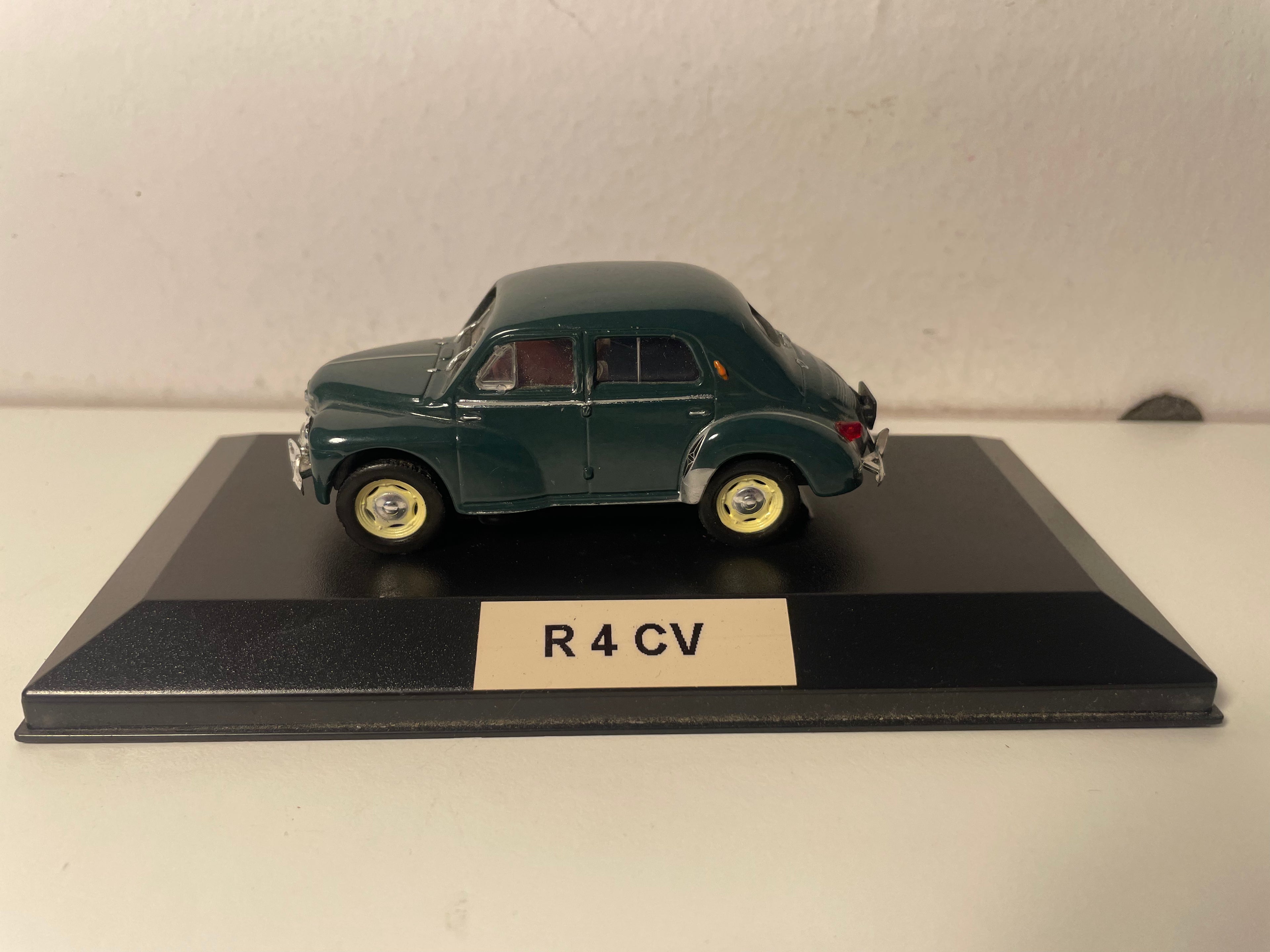 Dark Green Renault 4 CV (plexi box)