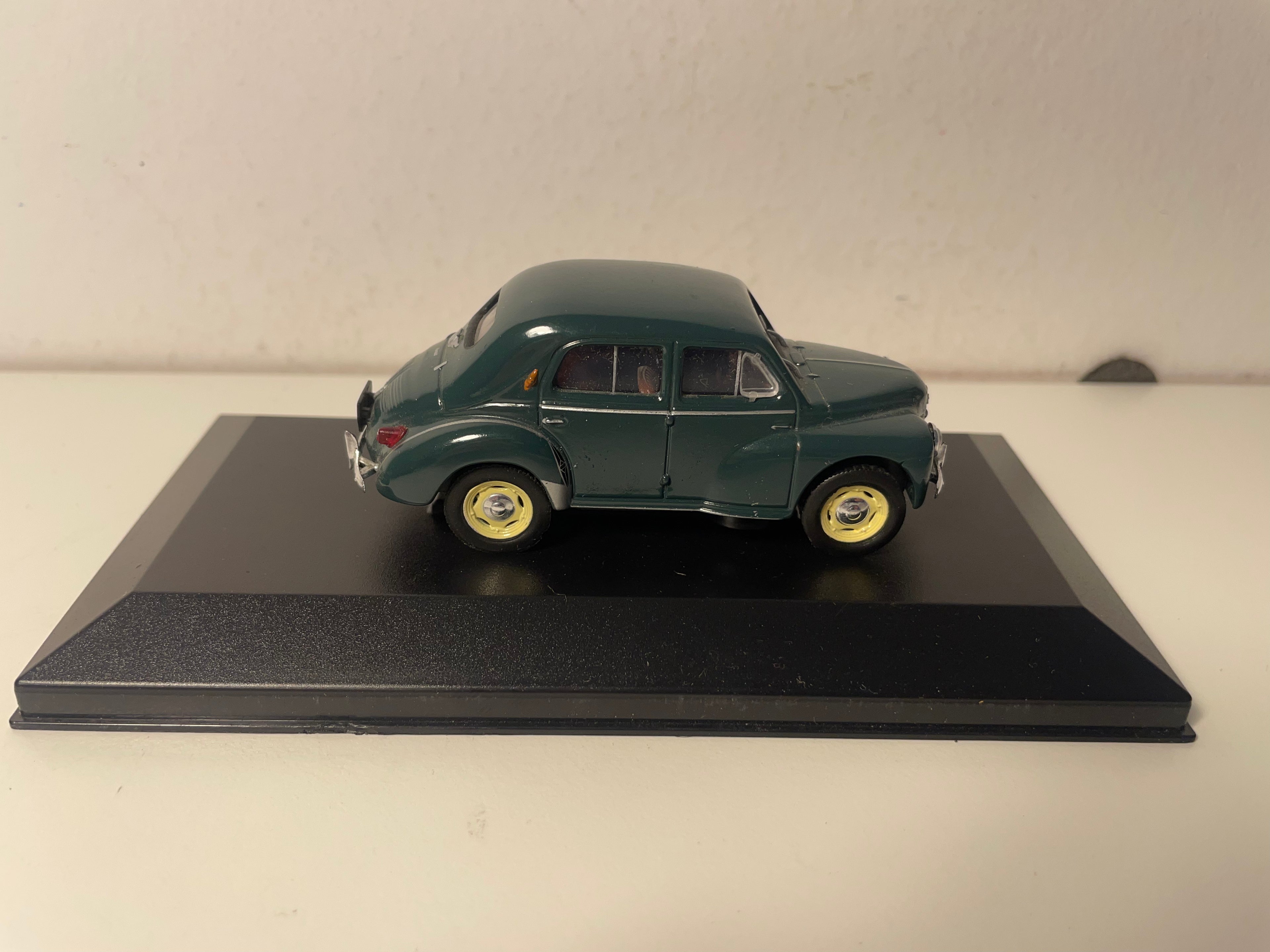 Dark Green Renault 4 CV (plexi box)