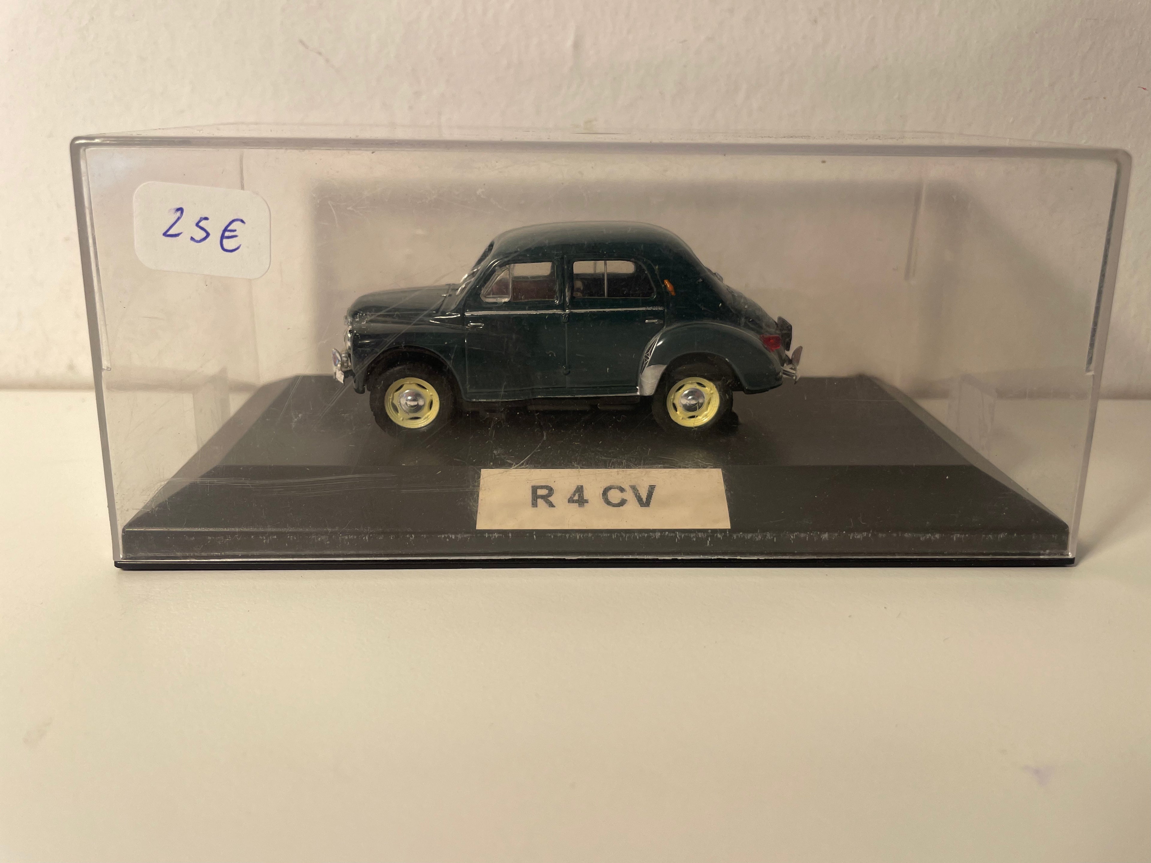Renault 4 CV ciemnozielony (opakowanie plexi)