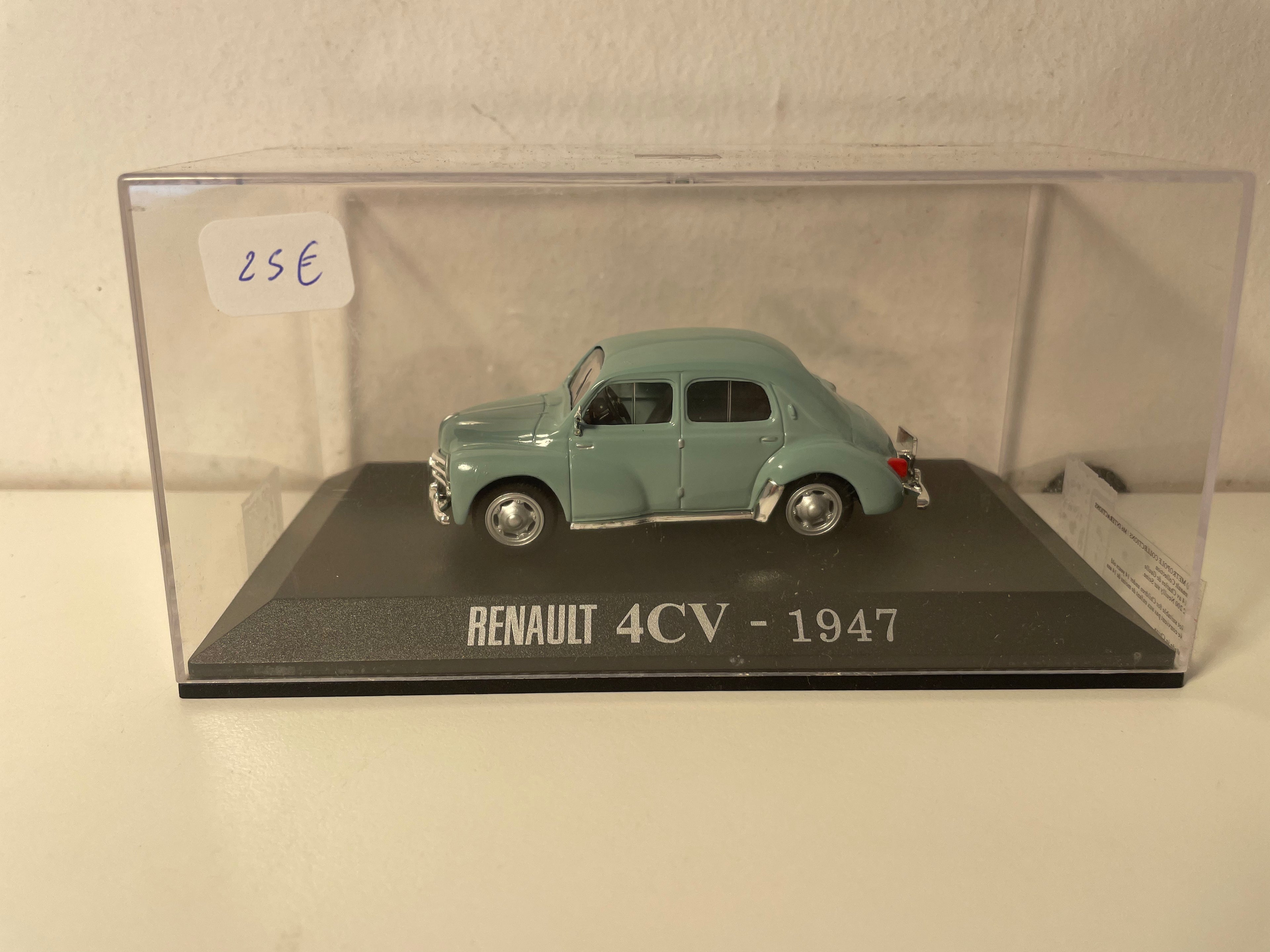 Renault 4 CV zielona z 1947 roku (opakowanie plexi)